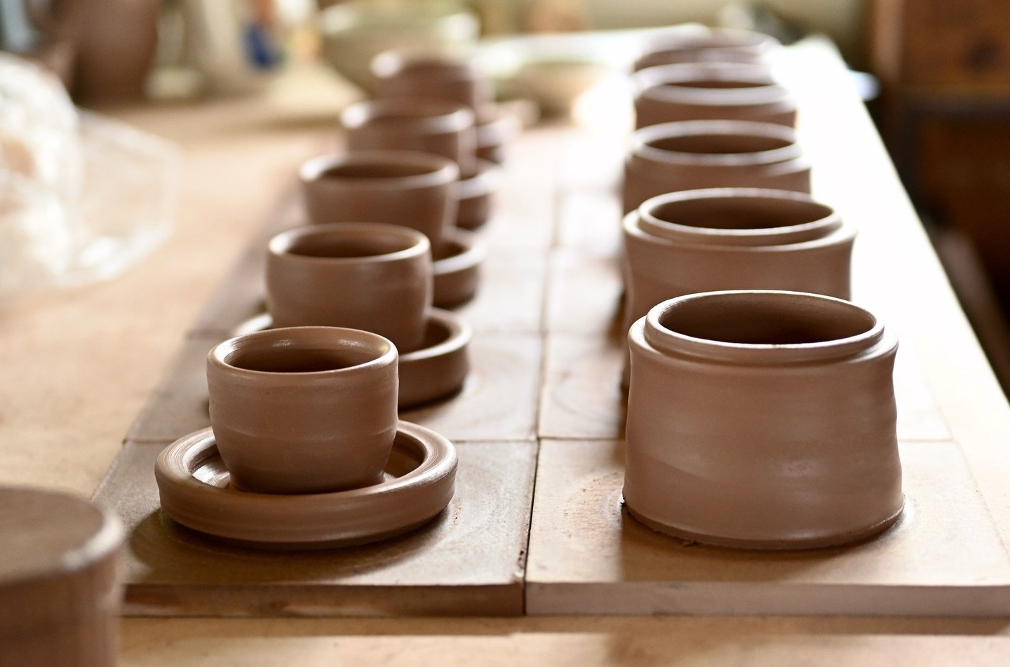 Butter keepers on the work table&hellip;
and some finished.
.
#butter #butterdish #studiopottery #madeinmassachusetts #westernmassmakers