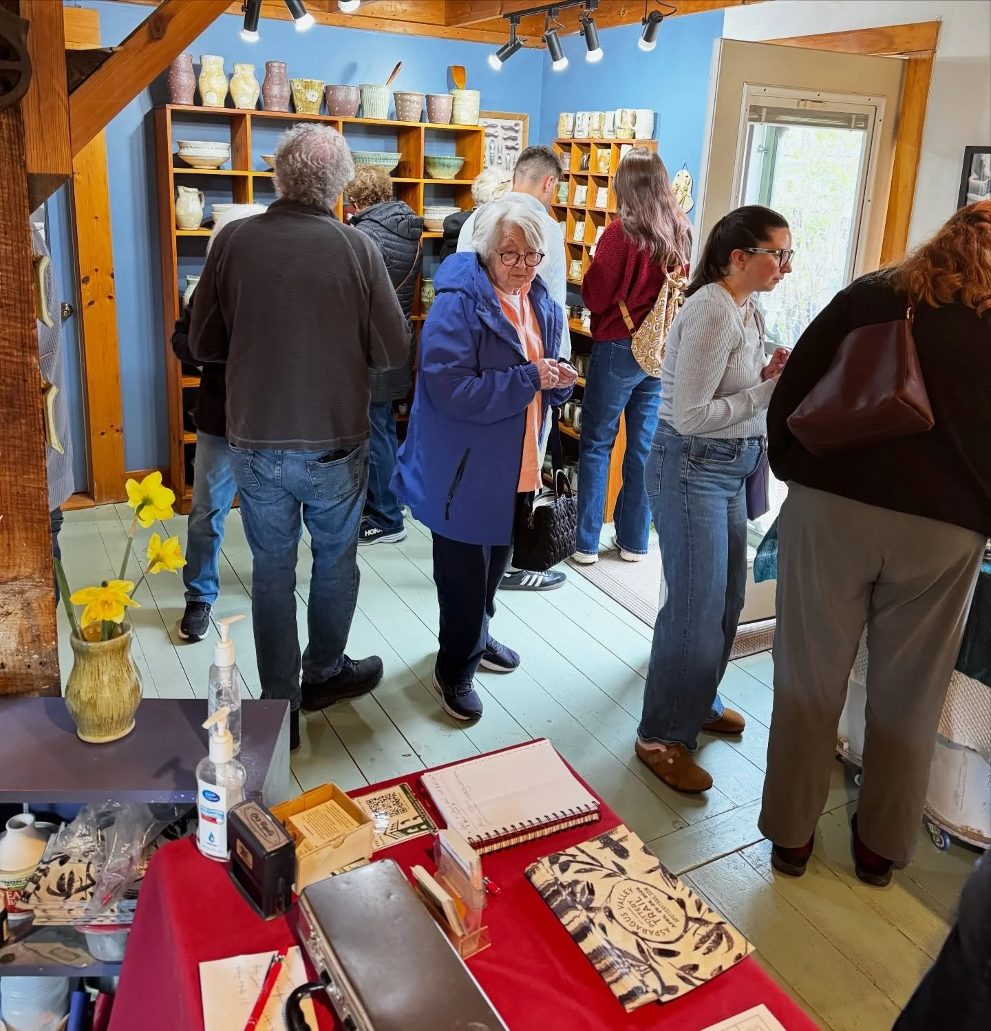 Scenes from the @asparagusvalleypotterytrail yesterday at my studio. It was a crazy busy day and I remembered at some point to take some photos. Open today 10 to 5! @gertrudegrahamsmith #louiseharter 
.
#aspargusvalleypotterytrail #potterytour #creat