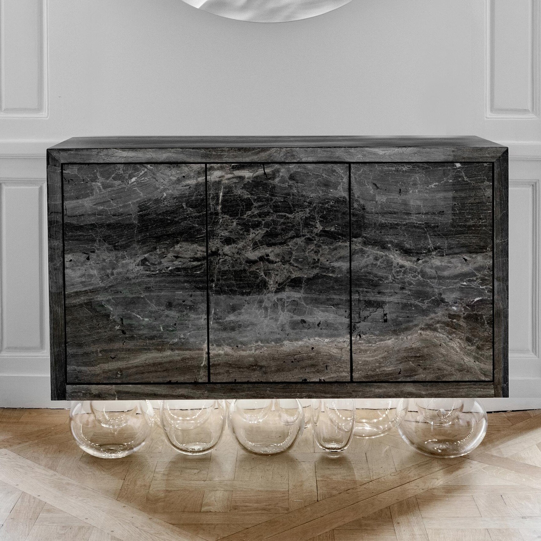 There&rsquo;s an other-worldly feel to Mathieu Lehanneur&rsquo;s Inverted Gravity Collection. Each piece is constructed of marble and onyx placed on blown glass bubbles, an exceptional example of innovative craftsmanship. 

@mathieulehanneur 

#furni