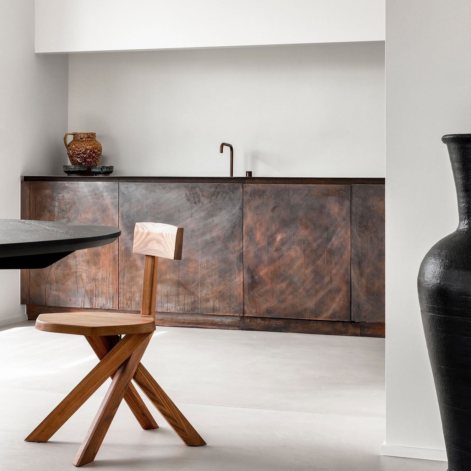 The rich amber and burnt orange tones created by these tumbled brass kitchen cabinets are just one of AE Studio&rsquo;s highlights from their inspiring Brussels project. 

#interiordesign #interiors #homeinspo #kitchendesign #luxurymaterials #interio
