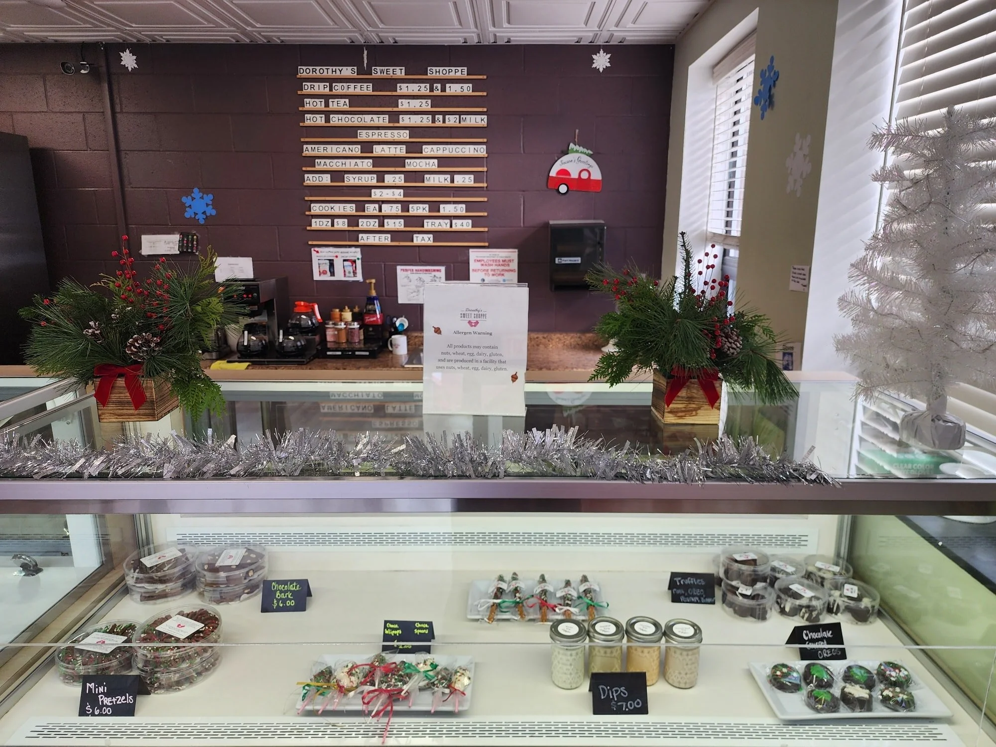 We still have some beautiful holiday centerpieces for sale as well as holiday treats! Come pay us a visit before they're gone with the season!✨️🎄