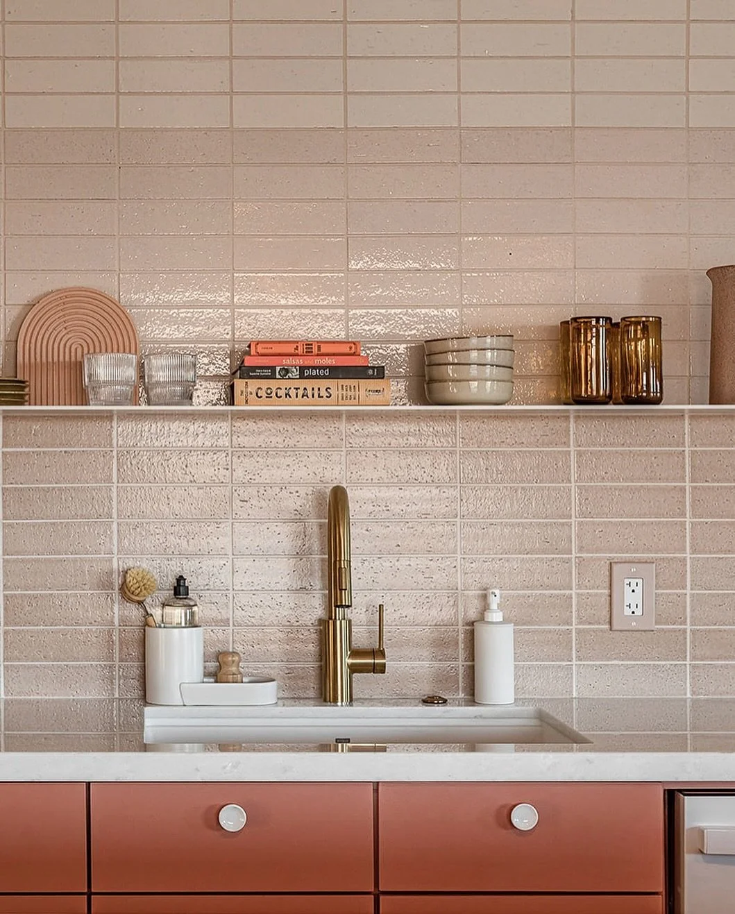 a kitchen design that isn&rsquo;t afraid to have some fun ✨
∘
∘
∘
#studio_collab #designbuild #designandbuild #designbuilder #designbuildfirm 
Design and build company, design-build studio, interior design studio, interior designer, construction mana