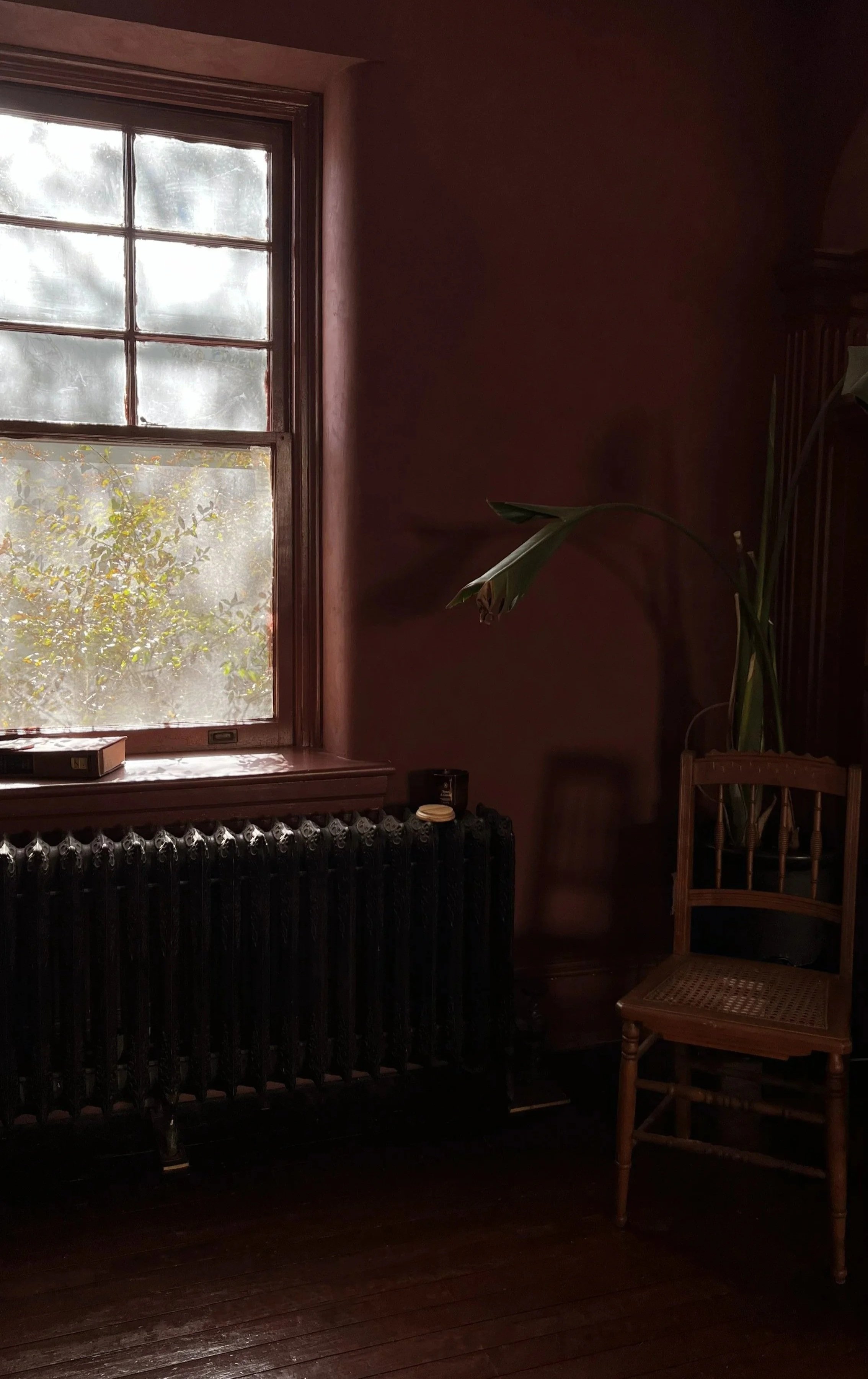 Elevated foyer aesthetic that honors tradition in a modern way. Preserving the natural character of the home and giving it new life, colors and materials were selected with Philadelphia and North Eastern architectural heritage at the forefront. This 