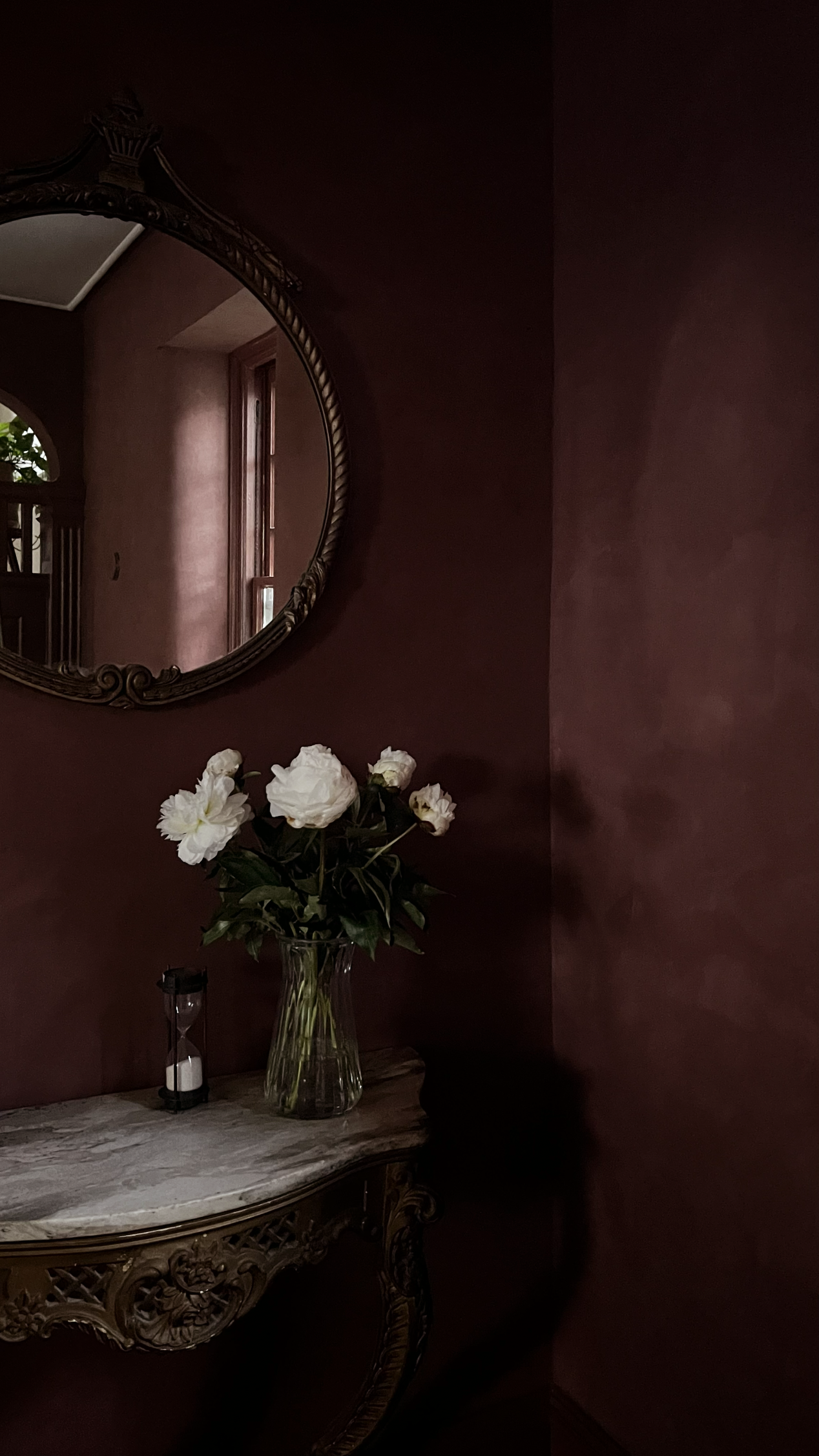 Elevated foyer aesthetic that honors tradition in a modern way. Preserving the natural character of the home and giving it new life, colors and materials were selected with Philadelphia and North Eastern architectural heritage at the forefront. This 