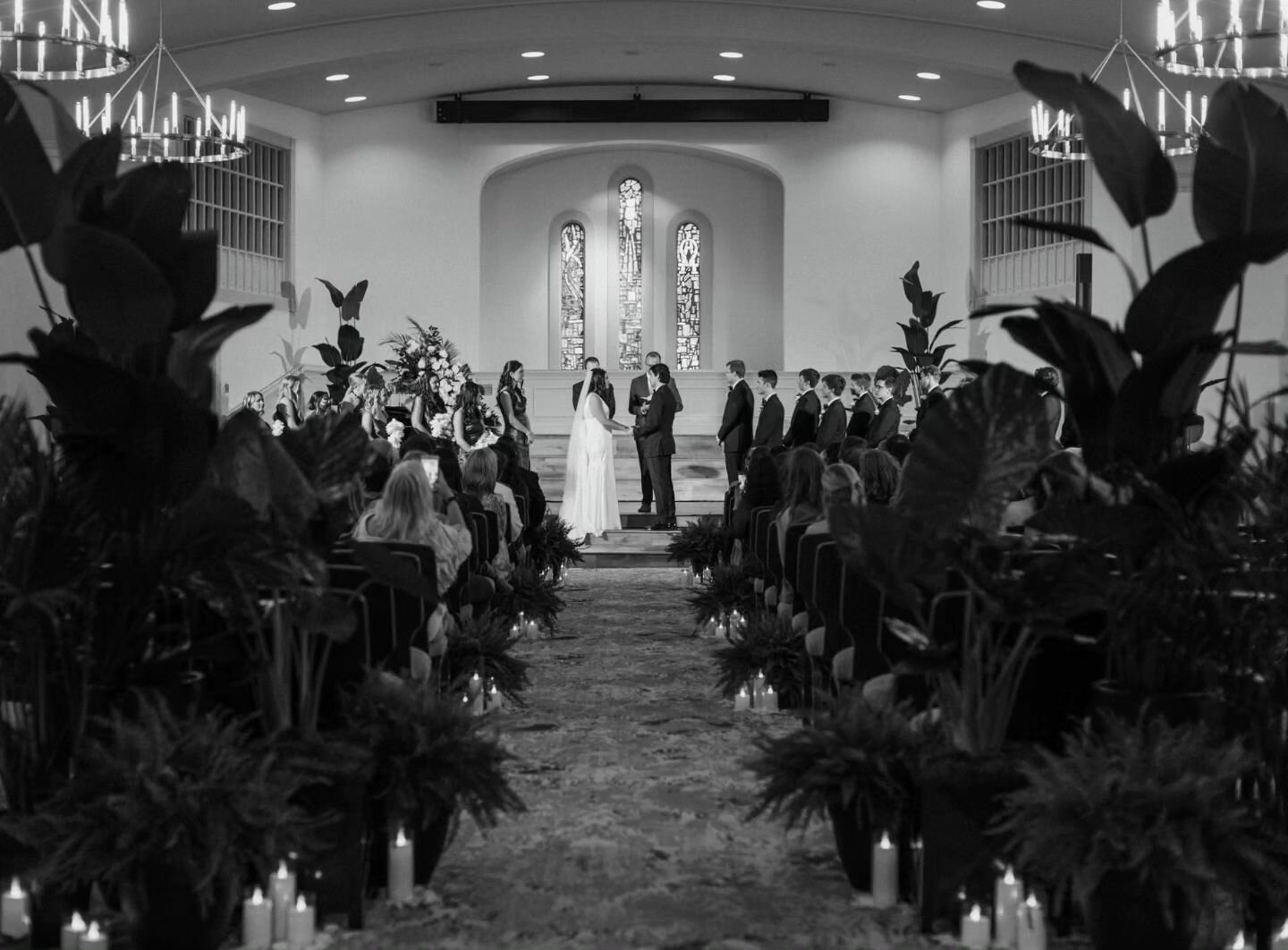 A  C L A S S I C  BE G I N N I N G

Some things never go out of style. Black and white is timeless - in photographs, in bridesmaids' dresses, in flowers and candles. And when our beautiful bride wanted her entire day to be classic and timeless, we su