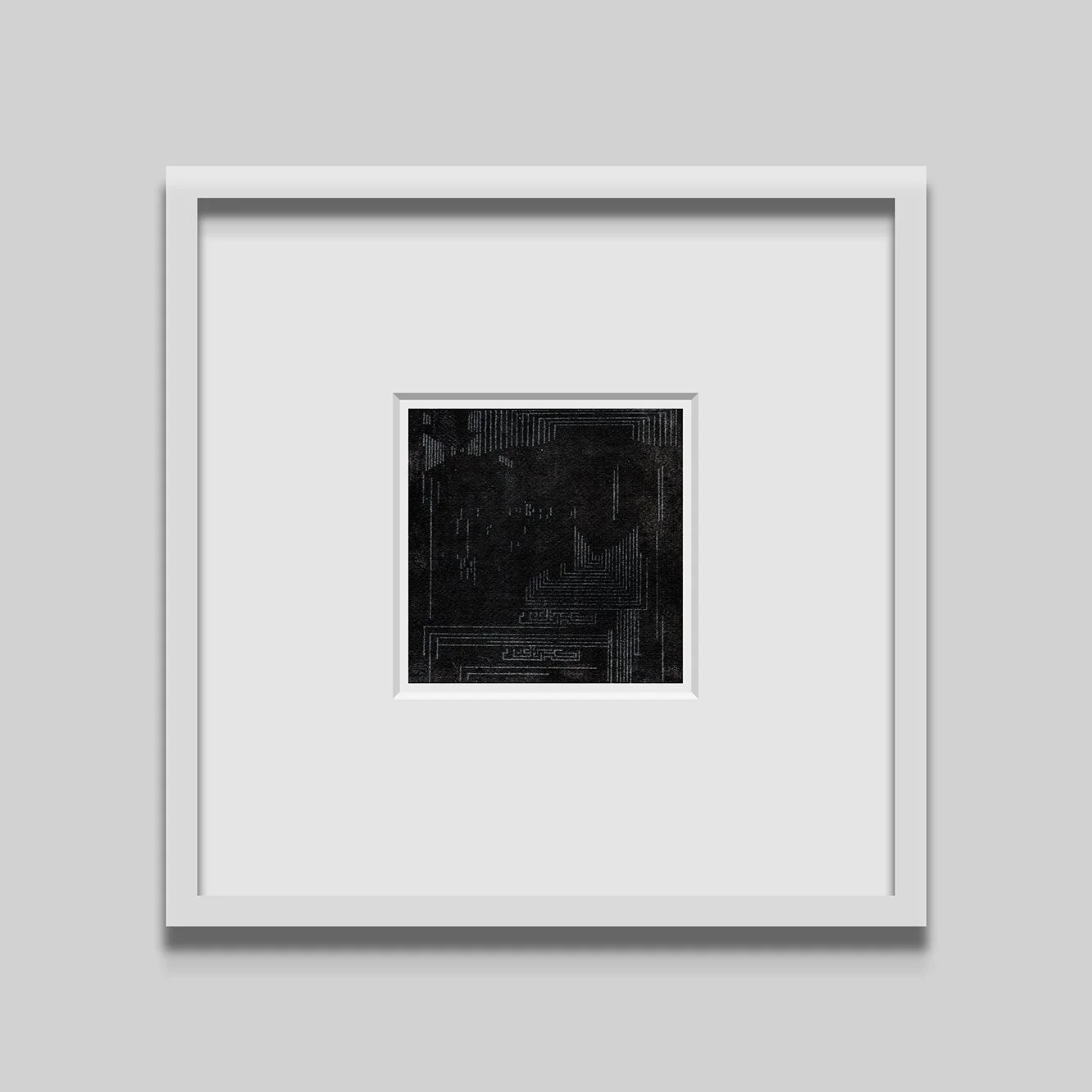 Cuadro enmarcado con una imagen oscura, posiblemente abstracta, en el centro, con un marco blanco.