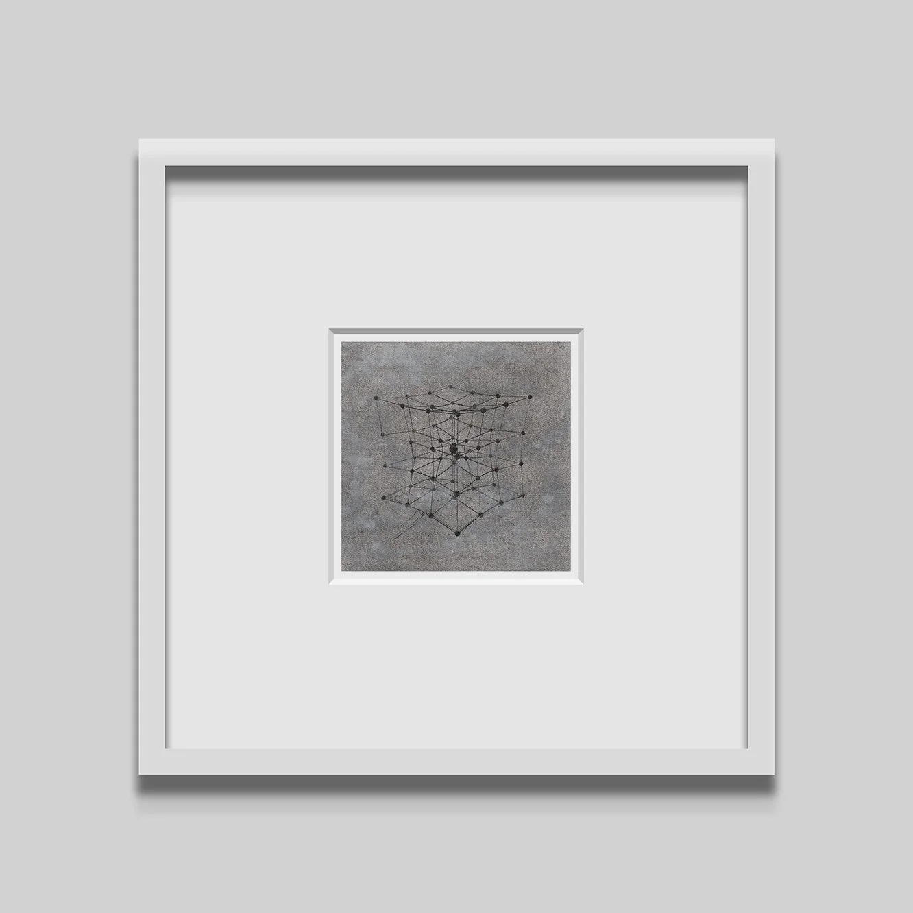 Cuadro enmarcado con diseño geométrico de una estructura tridimensional en líneas negras sobre fondo gris.