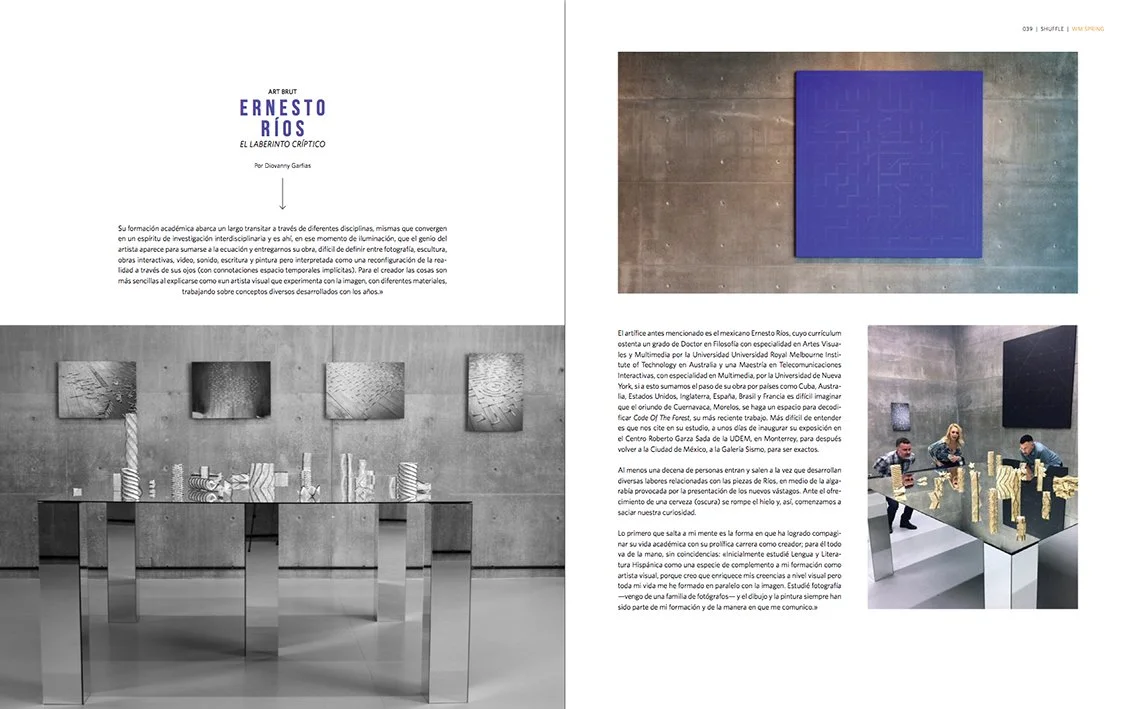 Página de un libro de arte con texto en español y fotografías de obras de arte y una exposición en un espacio moderno con paredes de concreto y arte en las paredes.