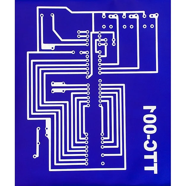 Imagen de un diseño de circuito impreso (PCB) azul con líneas blancas y un código "L00-011".