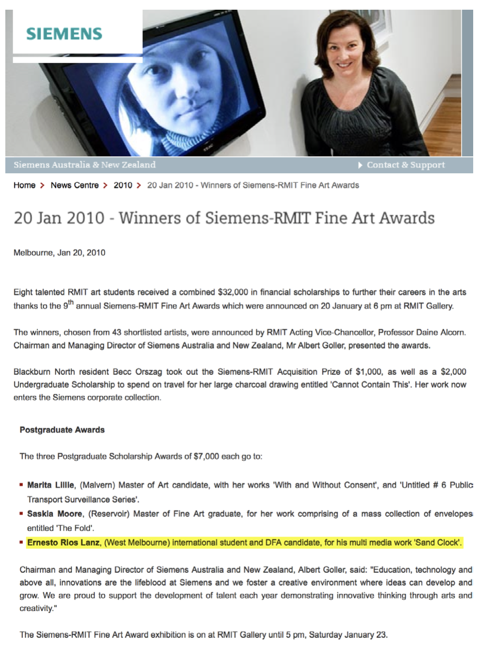 Página web con anuncio del Premio de Bellas Artes Siemens-RMIT 2010, muestra una mujer sonriendo junto a una pantalla con una imagen de un niño. Texto sobre premios, becas y artistas galardonados.