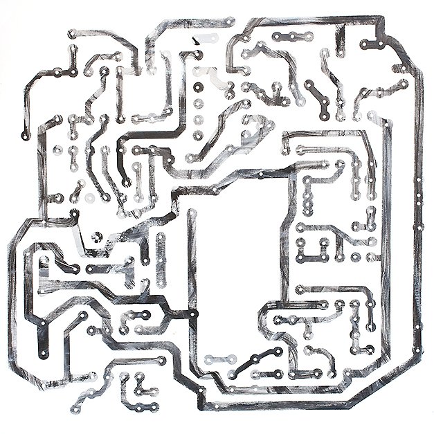 Diseño de placa de circuito impreso (PCB) en blanco y negro con trazos metálicos.