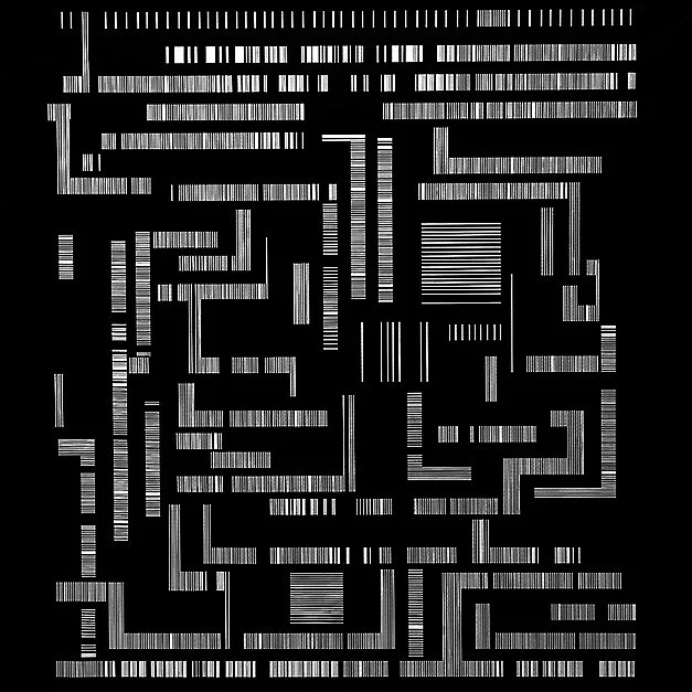 Laberinto abstracto de líneas blancas sobre fondo negro.