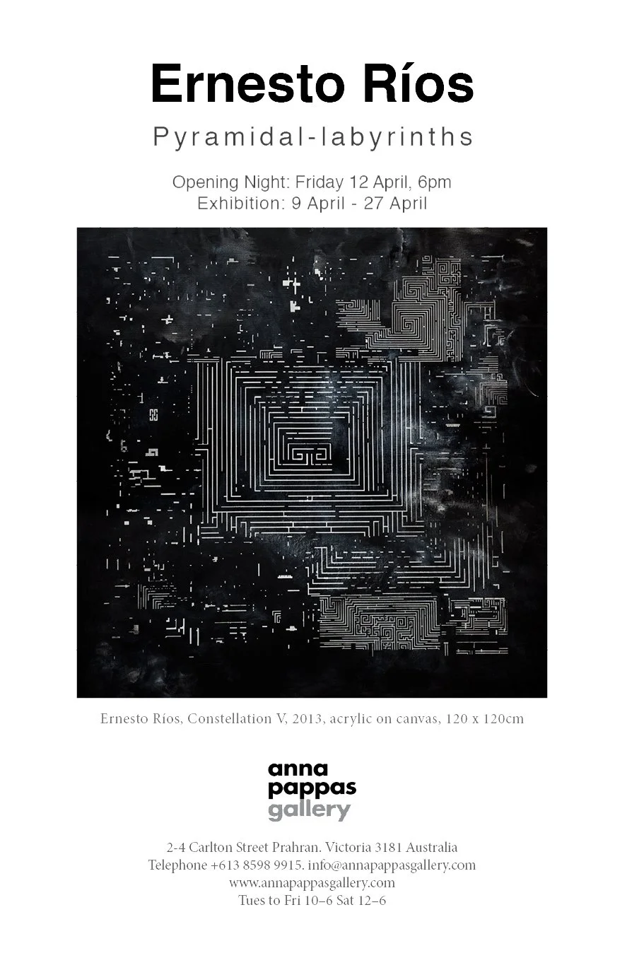 Información de una exposición artística de Ernesto Ríos titulada 'Pyramid-Labyrinths', en la galería Anna Pappas Gallery en Melbourne, Australia, con fechas de inauguración y exhibición, y un mensaje sobre la obra 'Constellation V'.