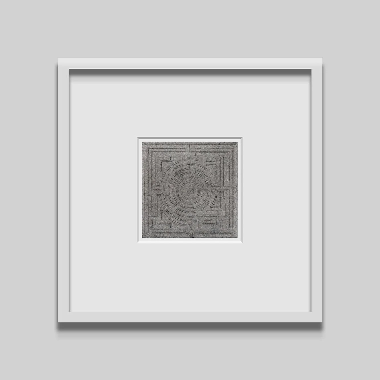 Ernesto Ríos. Arte. Imagen de un cuadro con un dibujo de un laberinto en el centro, enmarcado en un marco blanco.