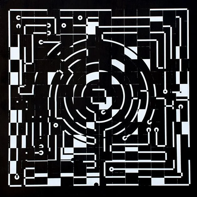 Un diseño abstracto en blanco y negro con patrones geométricos que incluyen líneas rectas y curvas formando un circuito o laberinto.