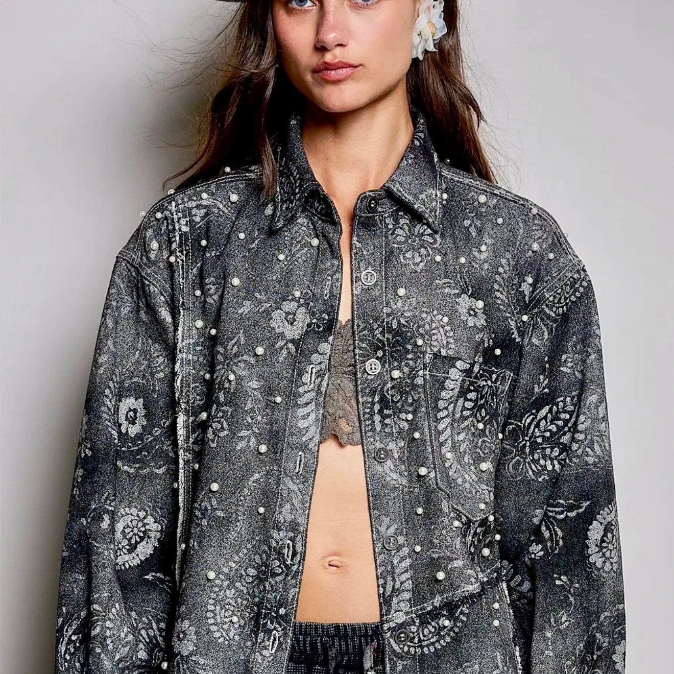 POL - BLACK PAISLEY Casual Pearl Embellished Woven Washed Raw Hem Slim Fit Top