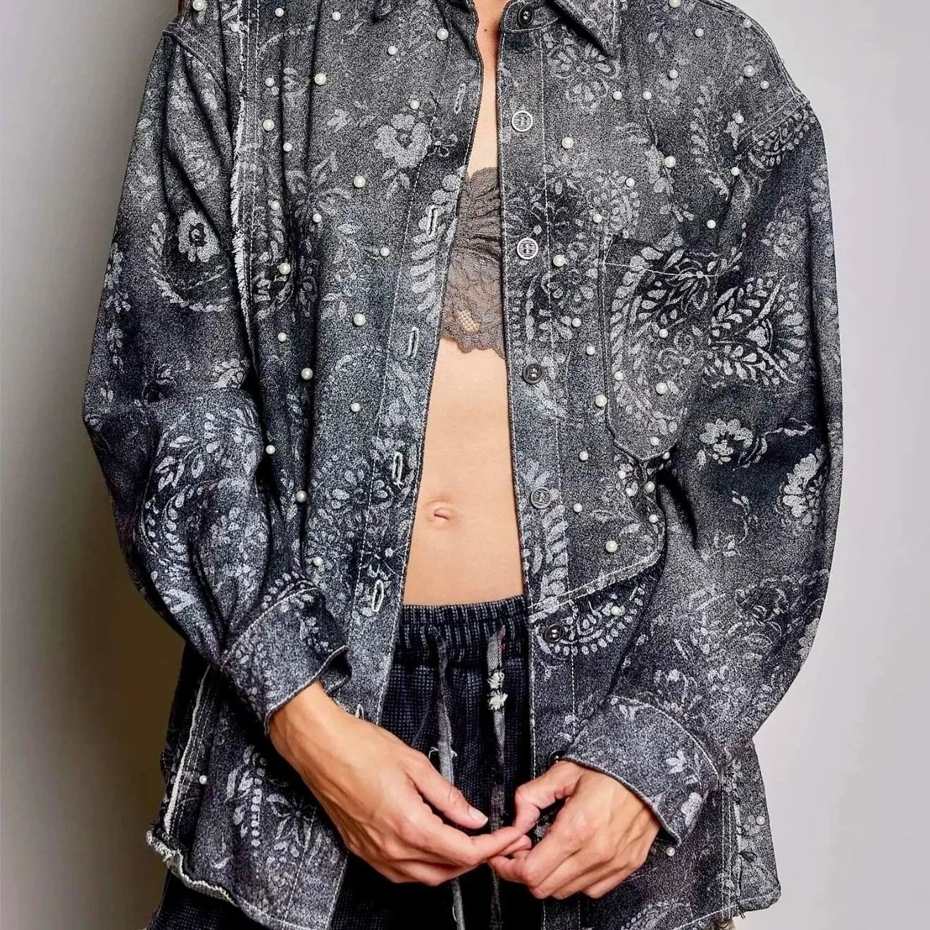 POL - BLACK PAISLEY Casual Pearl Embellished Woven Washed Raw Hem Slim Fit Top