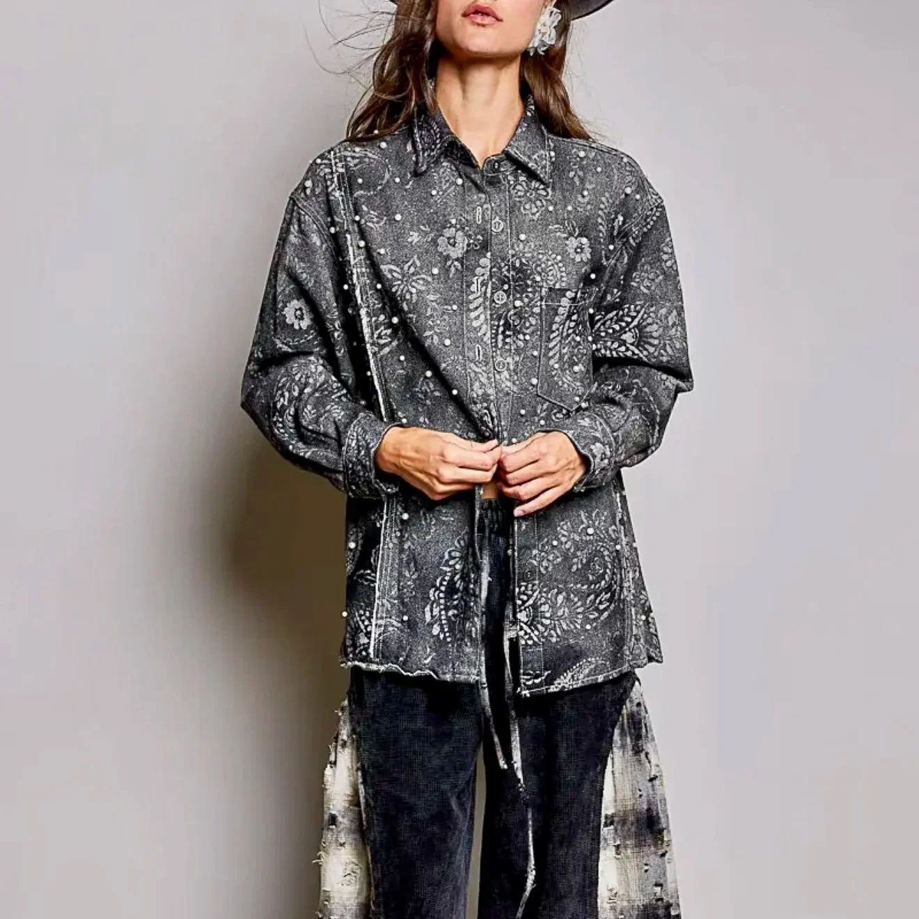 POL - BLACK PAISLEY Casual Pearl Embellished Woven Washed Raw Hem Slim Fit Top