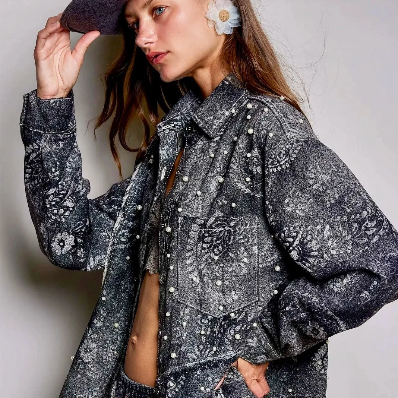 POL - BLACK PAISLEY Casual Pearl Embellished Woven Washed Raw Hem Slim Fit Top