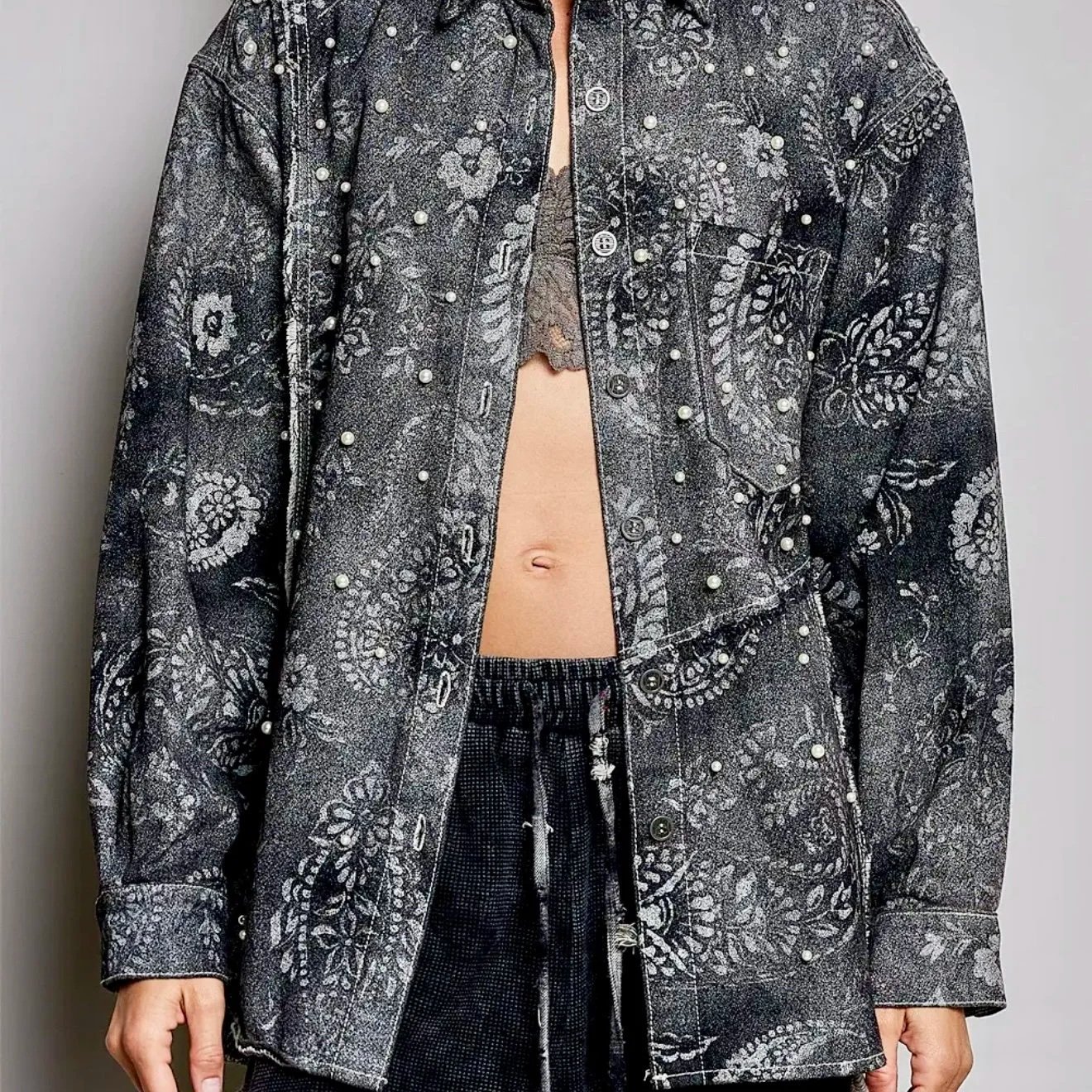 POL - BLACK PAISLEY Casual Pearl Embellished Woven Washed Raw Hem Slim Fit Top