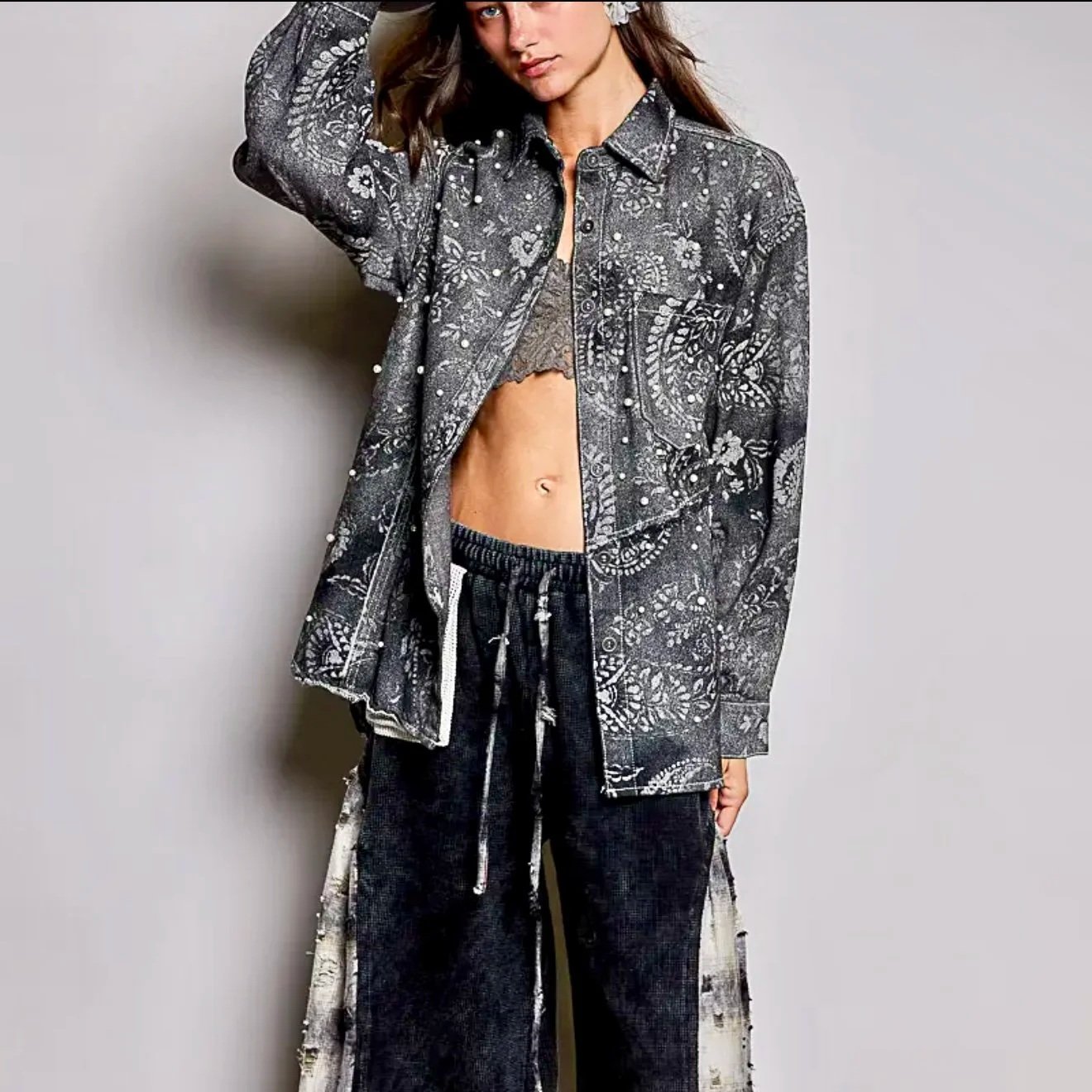 POL - BLACK PAISLEY Casual Pearl Embellished Woven Washed Raw Hem Slim Fit Top