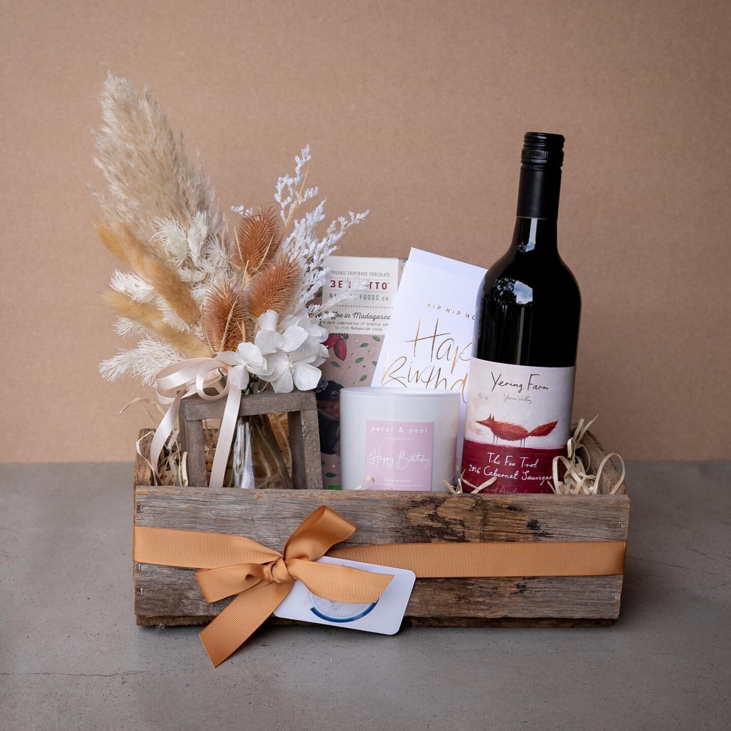 Got someone special celebrating a birthday or occasion soon? We have the perfect hamper combination for them! This hand crafted wooden hamper has the best local wine from @yeringfarmwines , a soy hand by @petalandpear_ a @justsmitten_cards card, fair