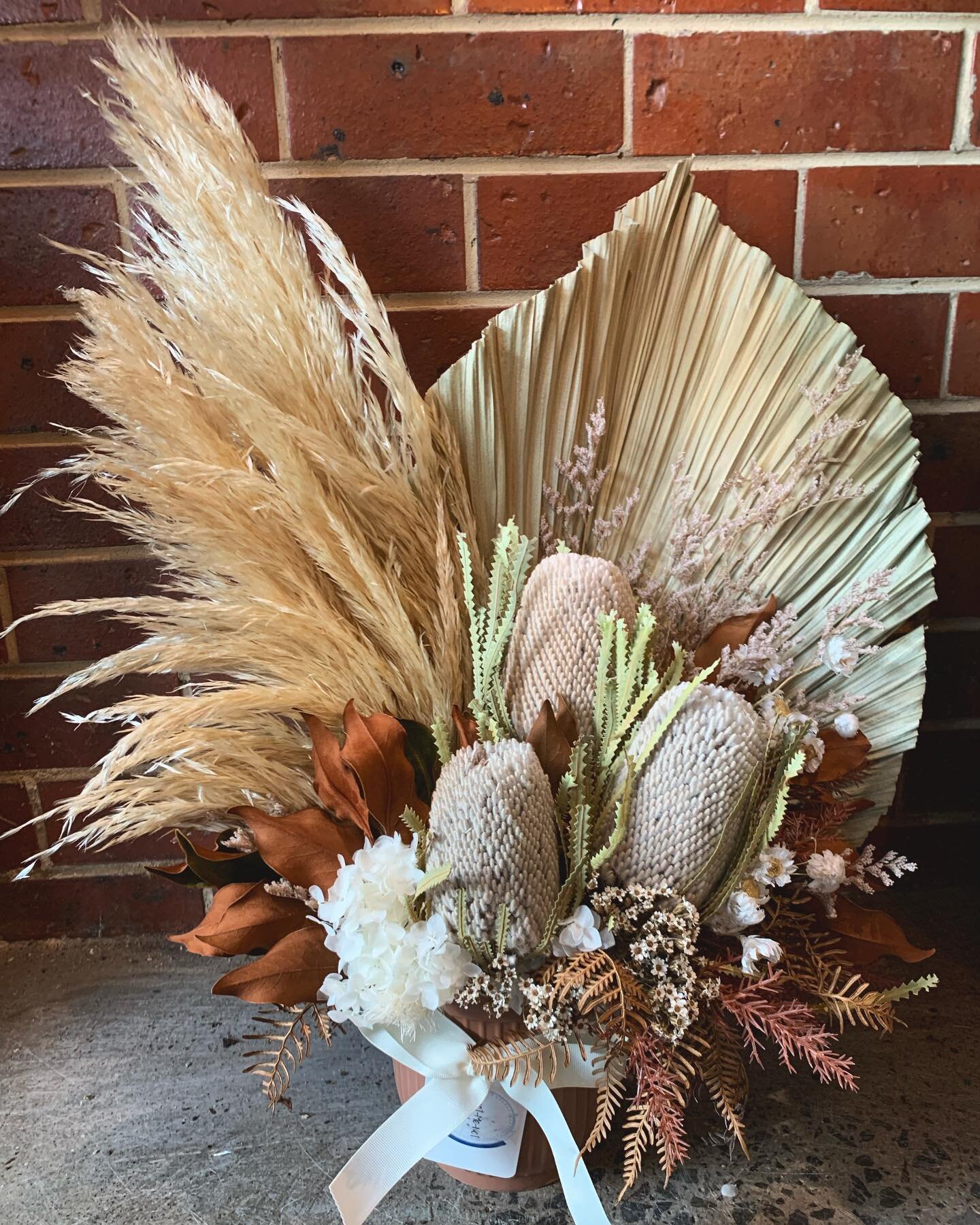 Palms and Pampas! Yes please! An everlasting arrangement that looks good year round!