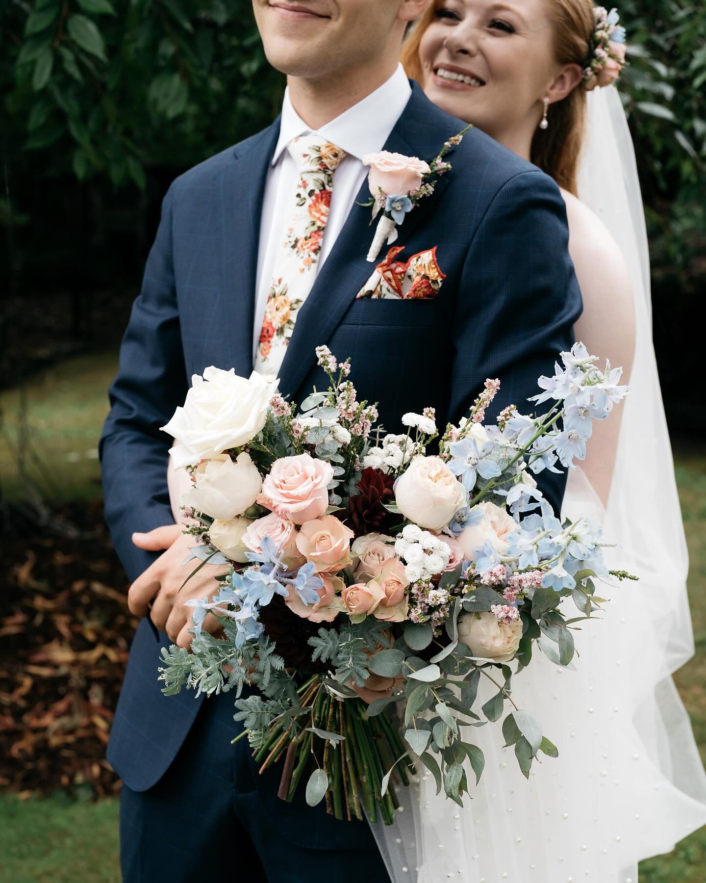 All the textures for this lush, romantic bouquet. Featuring eucalyptus foliage and a little pop of &lsquo;something blue&rsquo; this combination has us swooning 🩵

And how special are these photos of the gorgeous E&amp;Y captured by the very talente