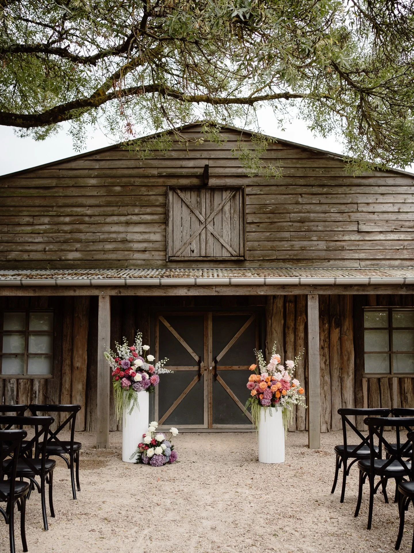 Bringing a bit of colour and fun to your feed today with this stunning ceremony for H&amp;S 💛🩷💜

@countrymilephotographyaus 🖤
@thefarmyarravalley 🖤