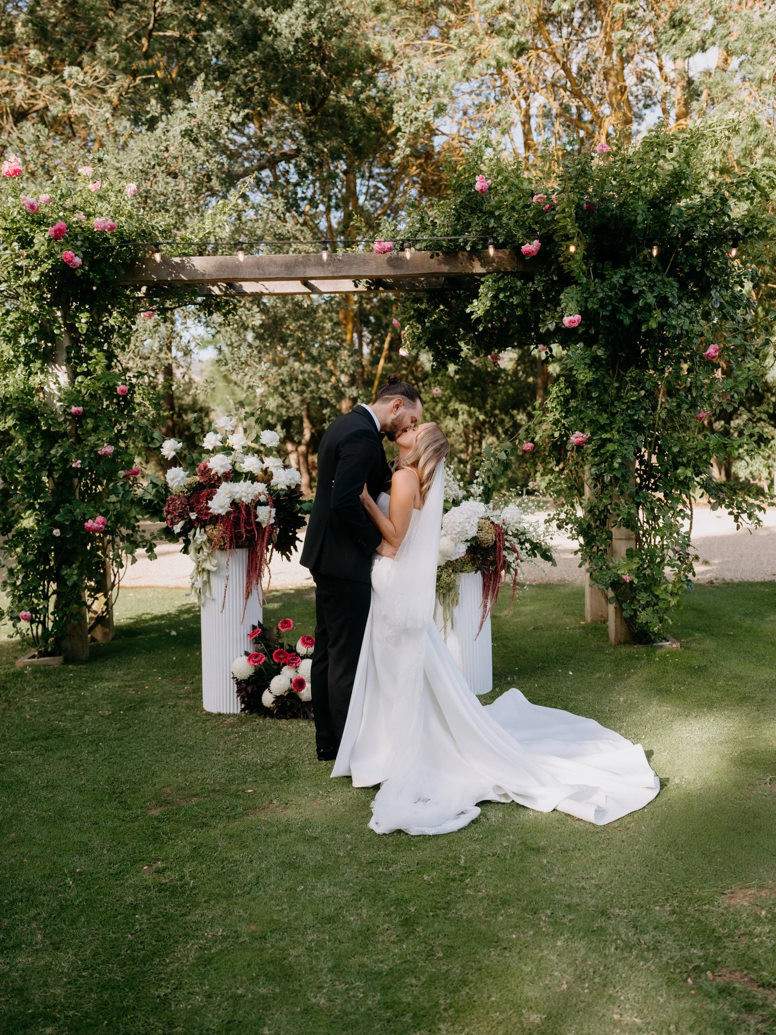 Wedding season is upon us and with a busy week ahead we&rsquo;re reminiscing on this lush, hydrangea filled dream from last year. 

@flowerdaleestate 
@glennichollsphotography
