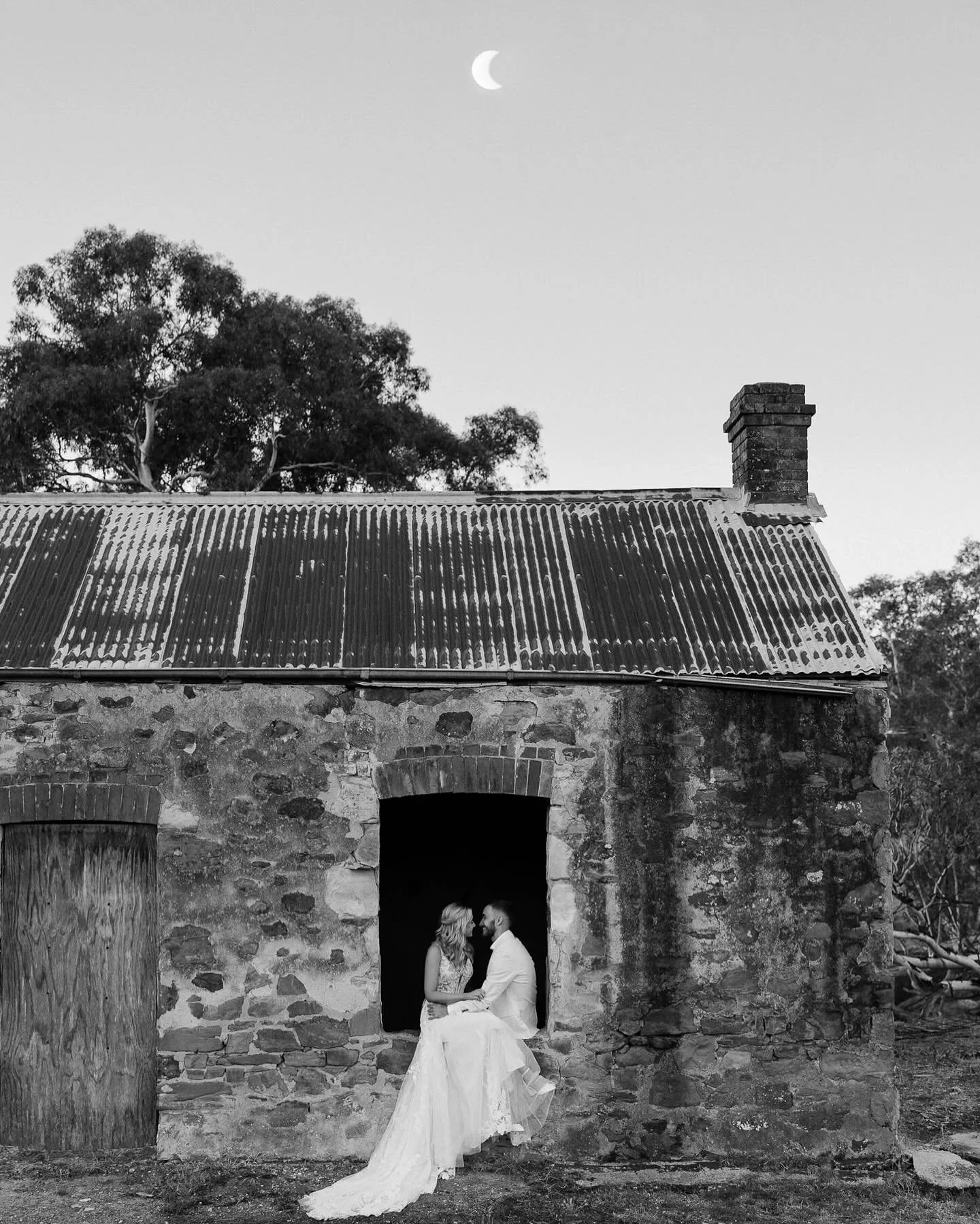 The moon shining over the new Mr &amp; Mrs Wentworth 🌙
5/4/25 🤍

📸 @solemate.studios 

#saweddings #weddingvenue #adelaideweddings  #adelaideweddingvendors #adelaideweddingsuppliers #weddingceremony #weddingreceptions  #quincebrook #strathalbynsa
