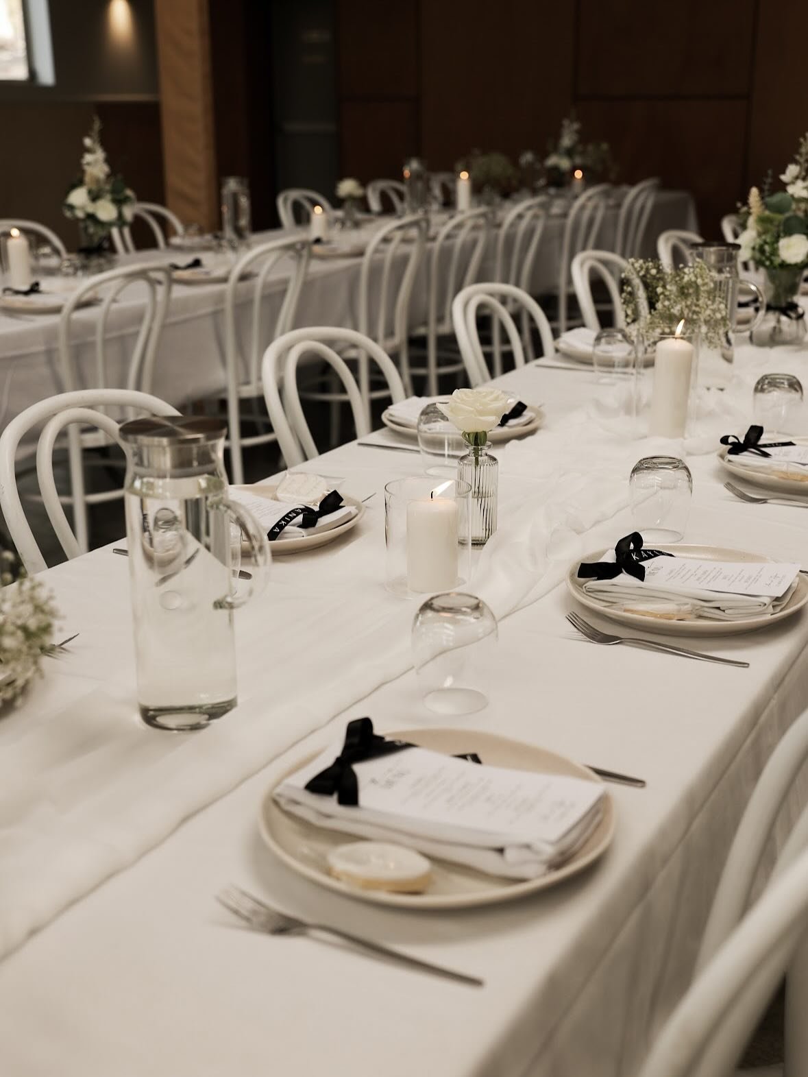Classic, timeless, and effortlessly elegant 🤍
A white-seated reception that never goes out of style 🤍💫

📸 @tuwy_media 
🍴 @charcoalcatering
💐 @flowerseverywhereflorist 

#adelaideweddingvenues #adelaideweddings #adelaideweddingsupplier #adelaide