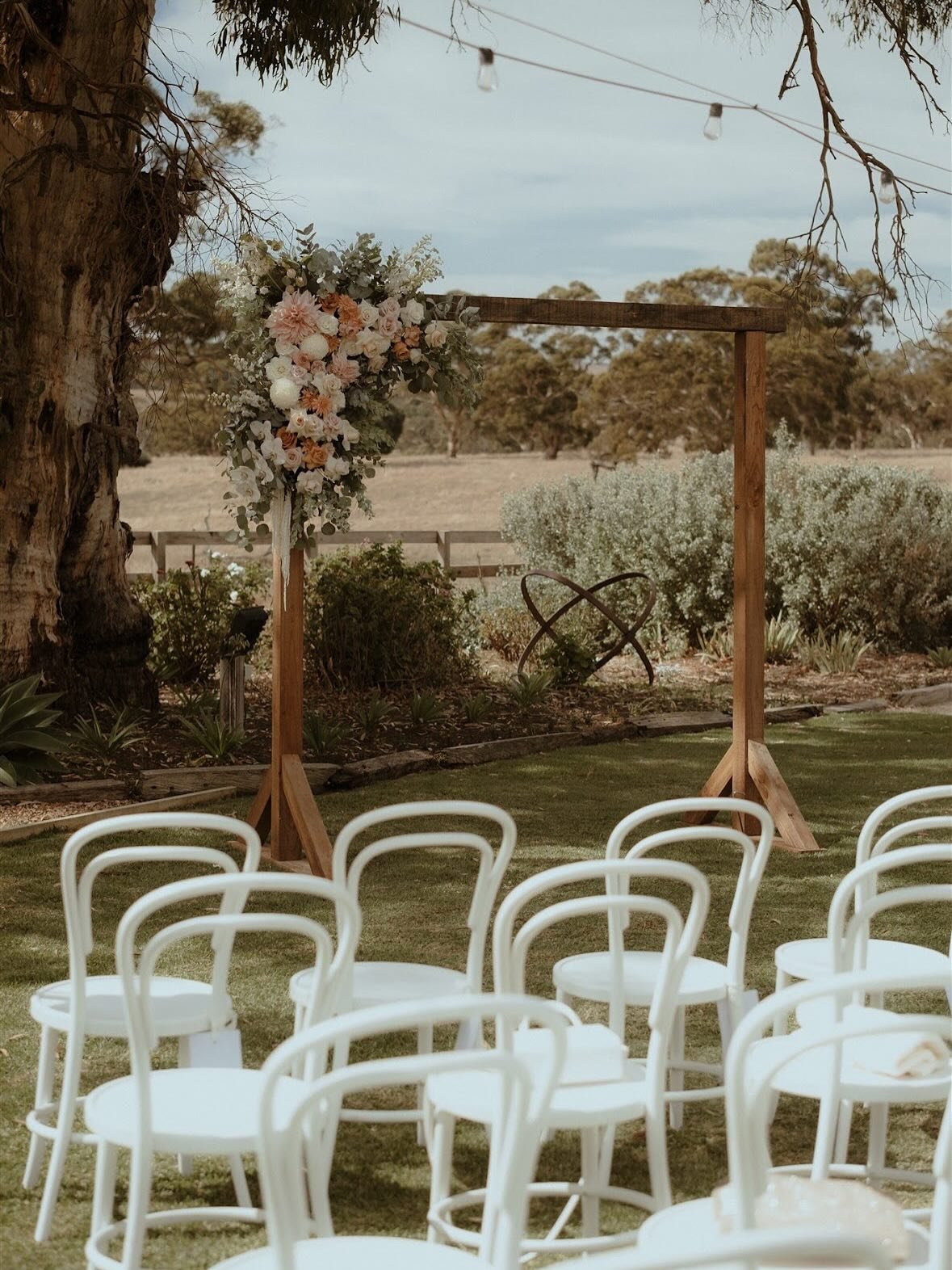 At Quince Brook, the only sounds you&rsquo;ll hear are the birds and the cheers of your favourite people 🤍
Pure peace, Pure love 🫶🏼

📸 @evka.weddings 
💐 @sherunswildflowers 

#adelaideweddingvenues #adelaideweddings #adelaideweddingsupplier #ade