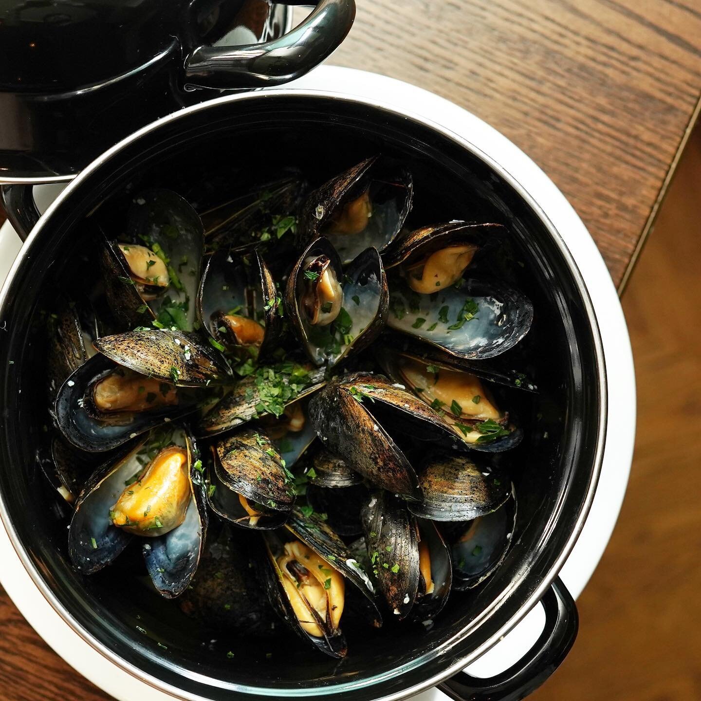 🤤 this tasty mussels make me feel shell special !!! Grab your and pair them with one of our signature cocktails!! 🍹 

#pignwhistlenyc