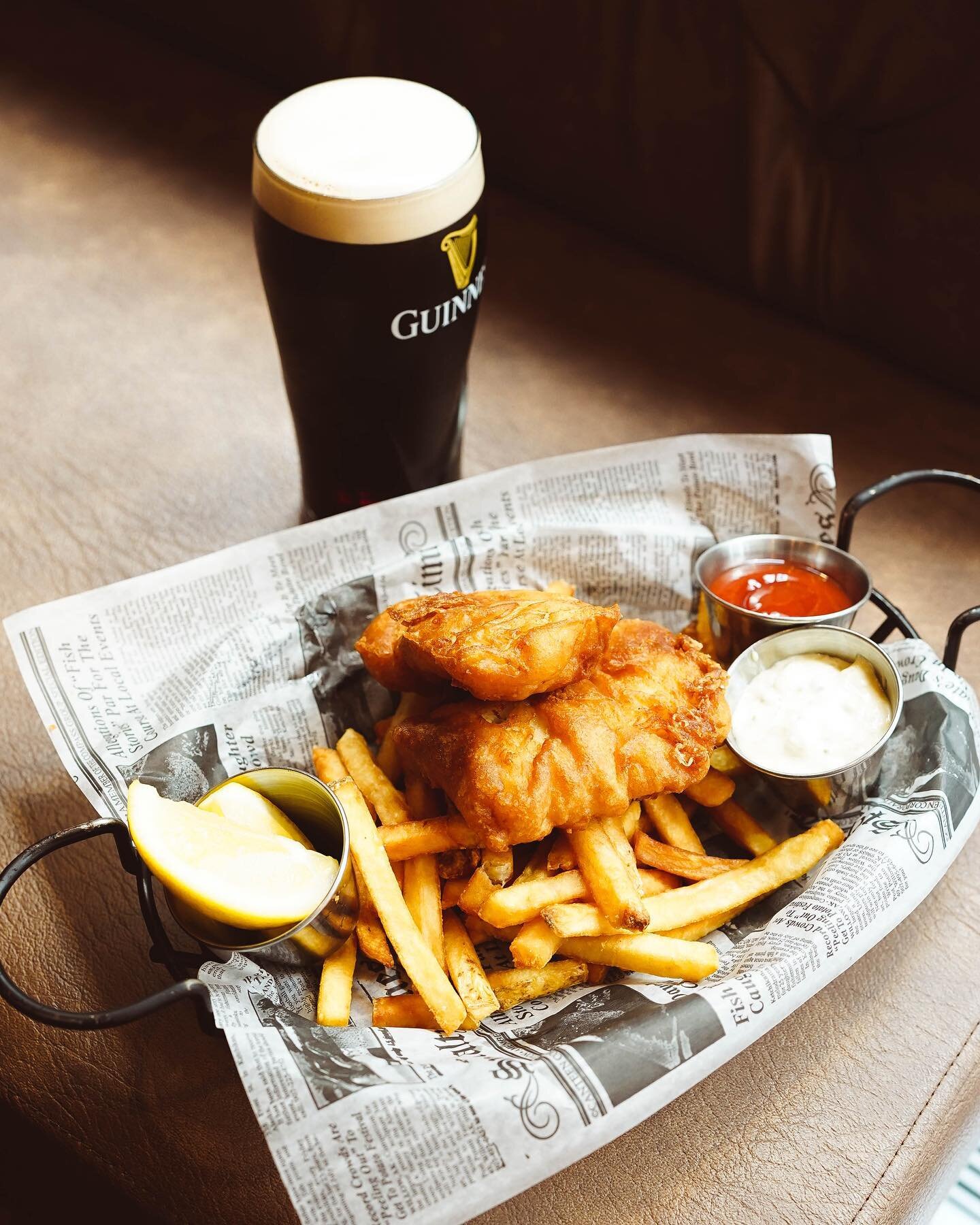 How good does our fish and chips look?? 🎣 ☀️ 
Ok you caught us, we&rsquo;re fishing complements 🍻 

🍺: @guinness