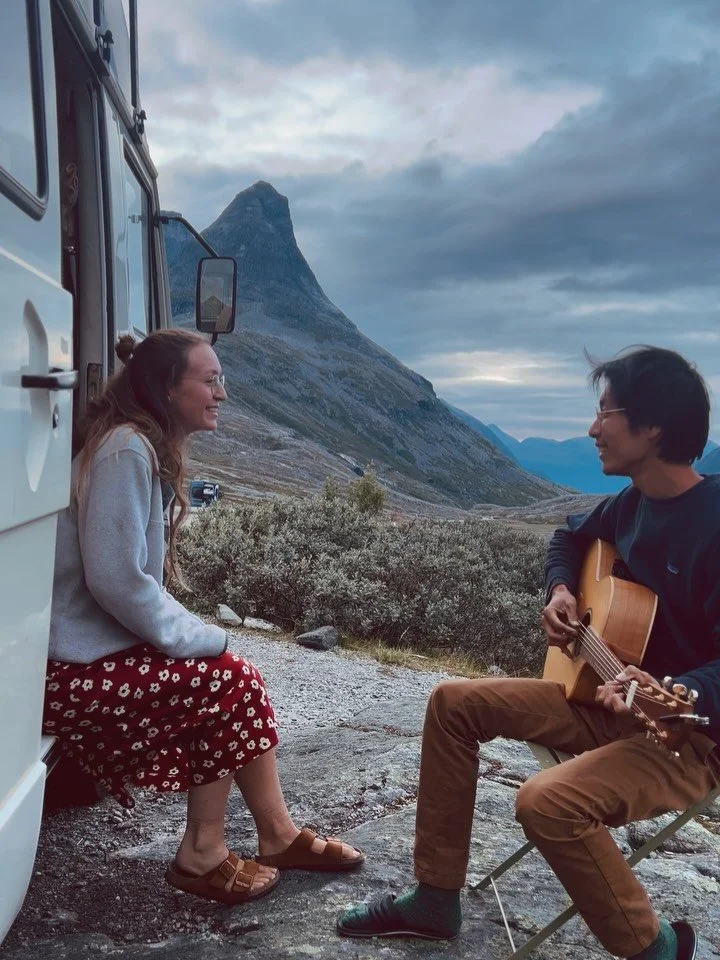 wander and listen mit evelyne und frank in norwegen 🌲🎷💐🪕🦋🇳🇴
in diesem post singen wir f&uuml;r euch jersey giant und stellen euch unsere lieblingsplaylist f&uuml;r den road trip vor - granola girl indie folk x handverlesene wholesome feel good
