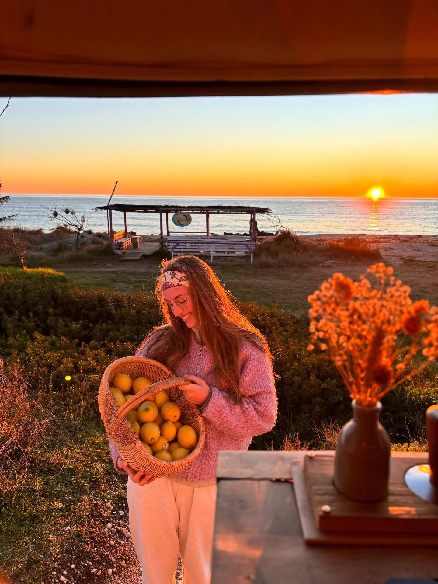 unsere ersten tage in griechenland sind wie im flug vergangen und wir f&uuml;hlen uns jetzt schon so zuhause hier 🌞🐚🌊

unser highlight: die herzlichen begegnungen mit den tieren und menschen vor ort 🫶🏼 so viele liebe hundeaugen, so sch&ouml;ne b