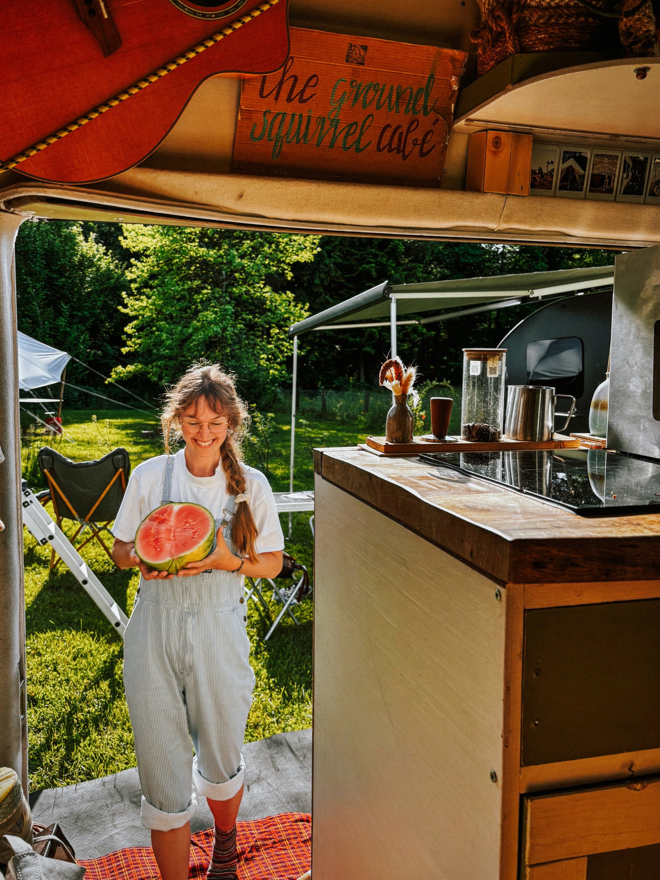happy camper! 🚌🌲✨🦋🚌

um uns auch ein wenig so zu f&uuml;hlen, als w&auml;ren wir im scandi summer ganz alleine an einem einsamen stellplatz, haben wir uns einfach ein camp in der n&auml;he von thun 🇨🇭 f&uuml;r uns gebucht. so haben wir die ruhe