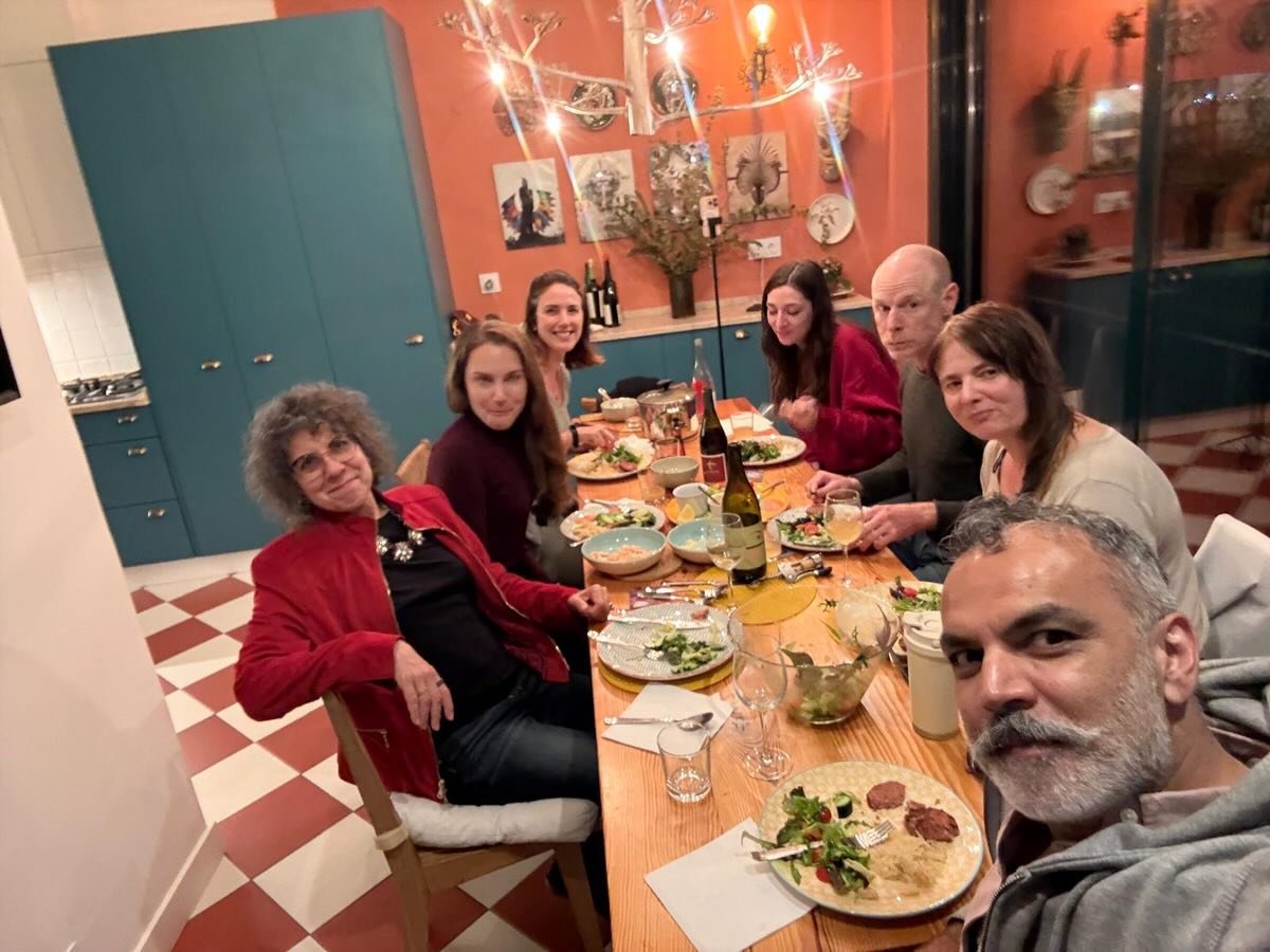 2 weekends ago I had my first impromptu dinner party with new #fastfriends - a combination of people I met at a restaurant visiting from Canada and a friend I met at a cafe who lives here in Lisbon 🇵🇹 

One of my intentions in moving to Portugal wa