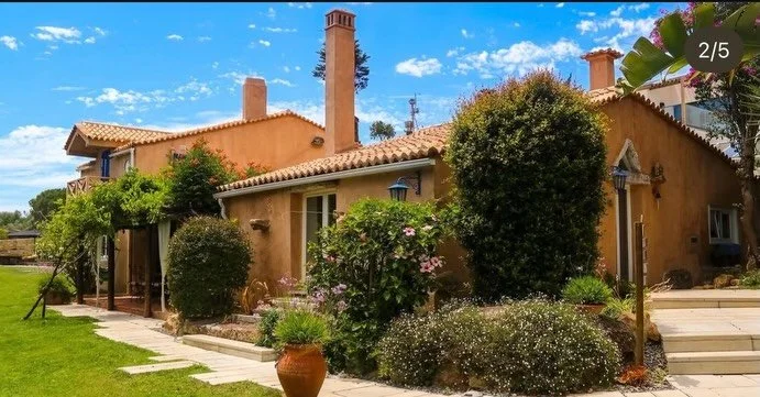 Imagine arriving in an idyllic location just 2 hrs from London and 20 mins from Lisbon airport.

You arrive at the beautiful villa @villacerradodasfontainhas 🏝️

You checkin to your own villa room and ease into the afternoon. Maybe a steam room or s