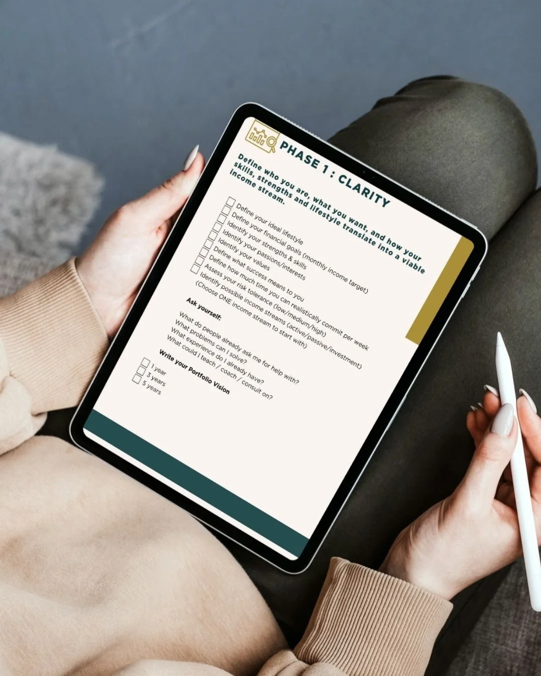 Can I be real with you?

You&rsquo;re not stuck because you&rsquo;re lazy. We both know this :)

You're a go-getter that's always striving for more. To reach higher limits. I see you!

You stay stuck because you&rsquo;re overwhelmed.

Too many ideas 