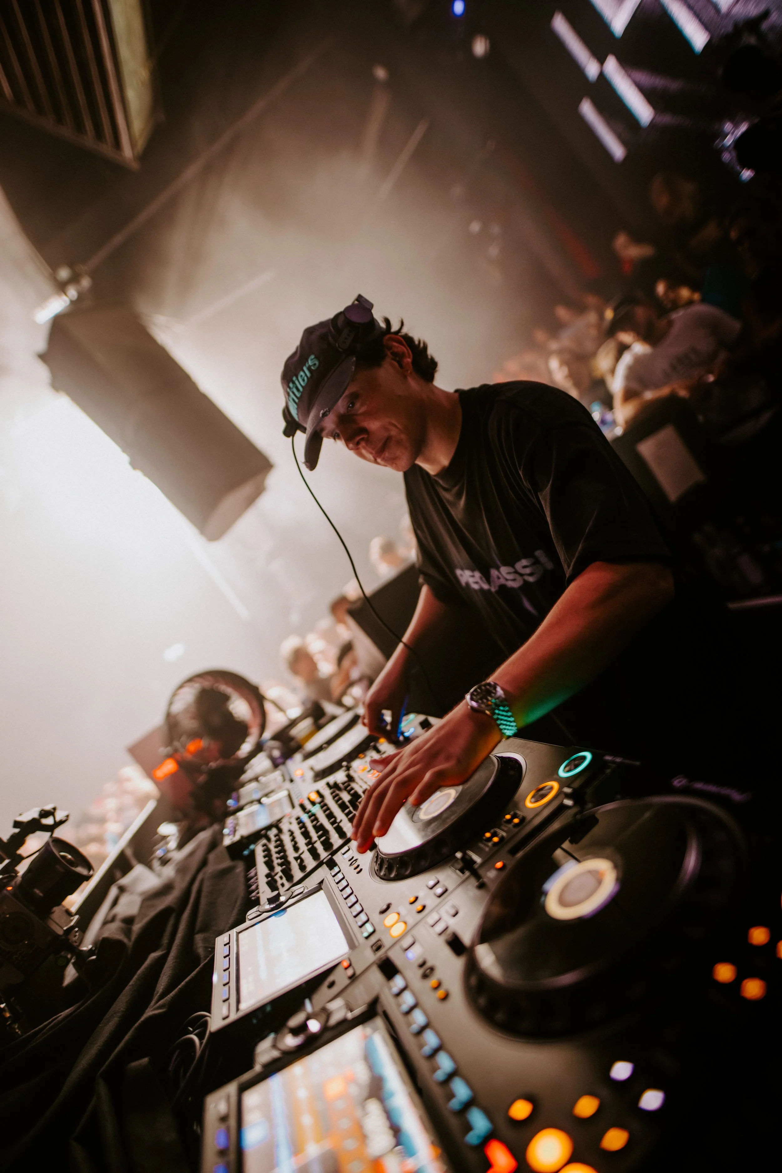 082_JeroenMol_Complex__Hotline_HR_20260926.jpg
