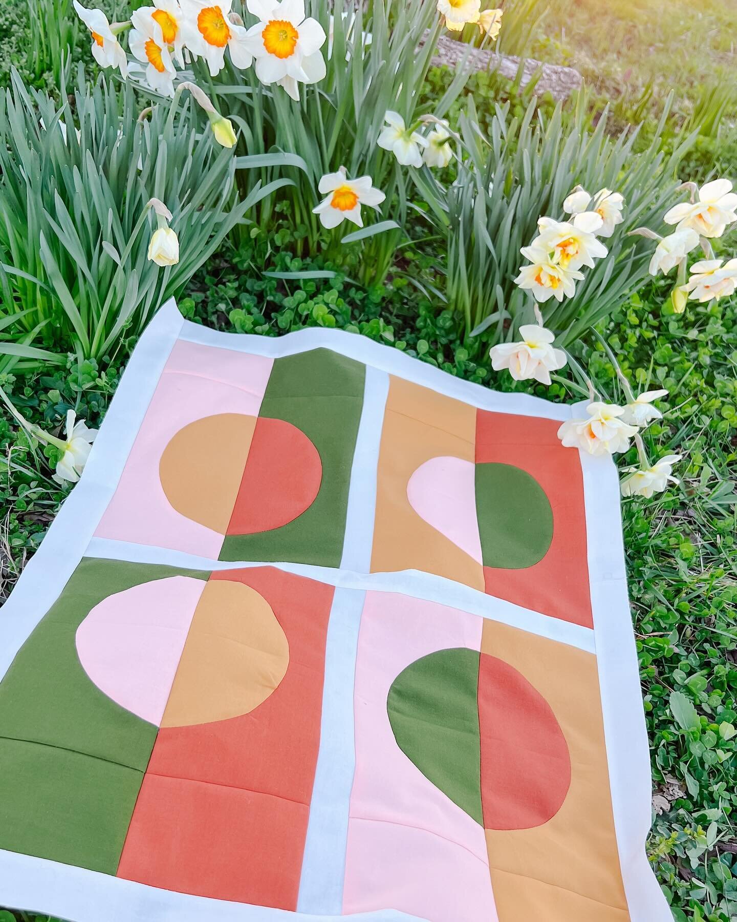 Happy Release Day to @remivailstudio! #fullcirclequilt is out in the world! Roll right on over to Tamara&rsquo;s shop and get yourself a copy!!! But don&rsquo;t forget to stop and smell the flowers in the way!