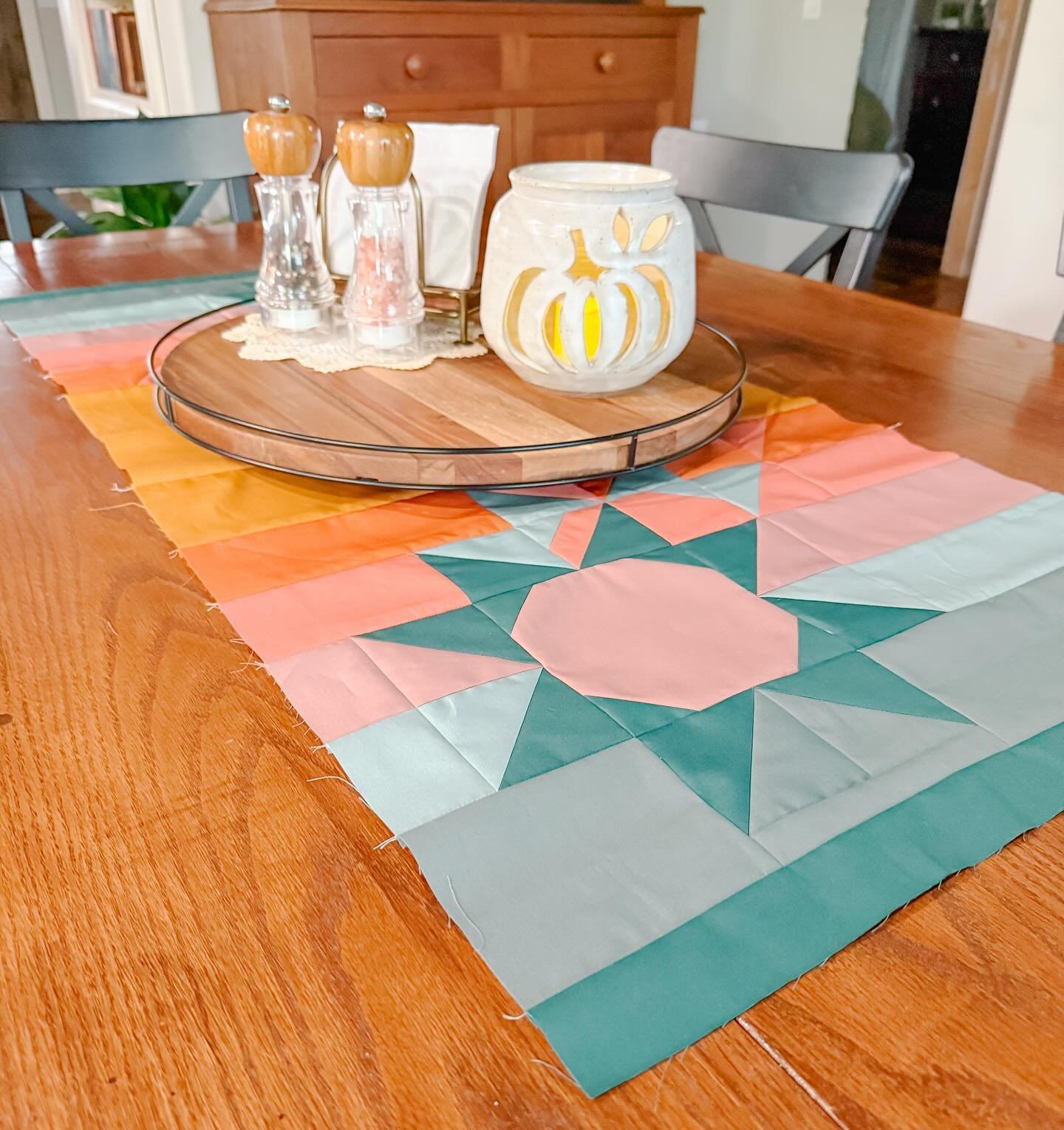 Happy release day to my sweet friend and super talented @craftymoosequilts

#sunstillquilt is available NOW!!! If you participated in the #2024sweaterweathersampler you have seen this lovely block, but it has now been expanded into multiple quilt siz