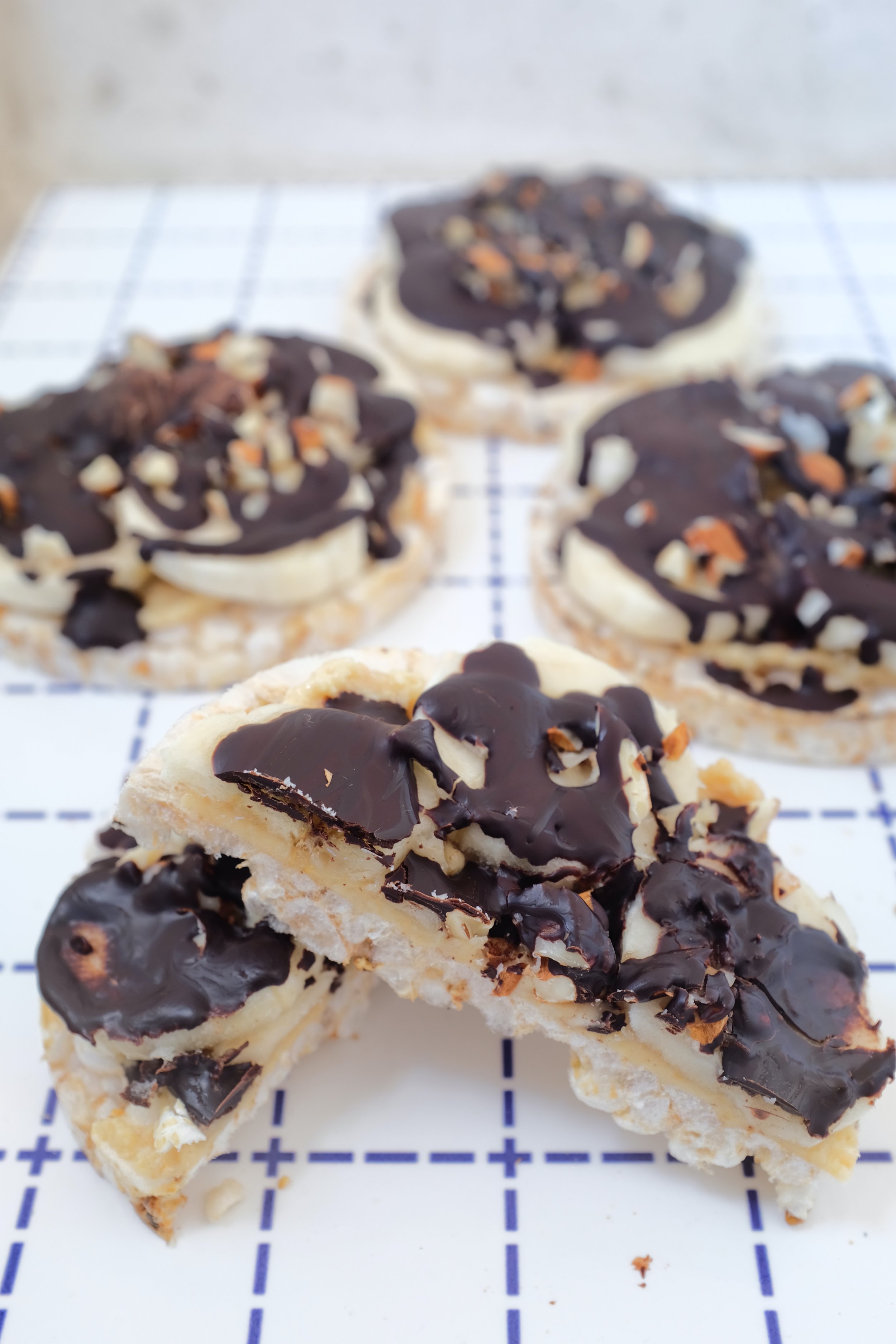 Sunde snacks med riskiks, chokolade og peanutbutter