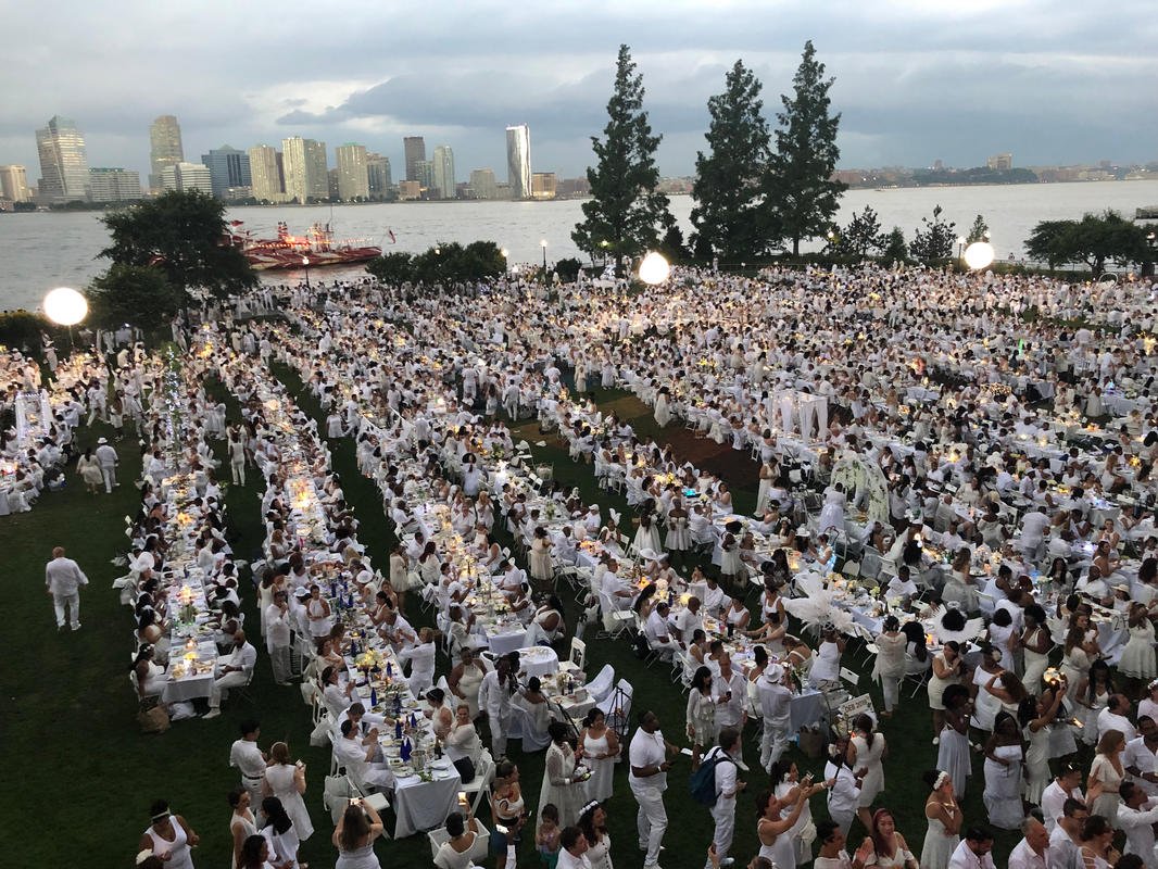 featured-diner-en-blanc-eric-lau-overhead-NYC-untapped-cities1.jpg