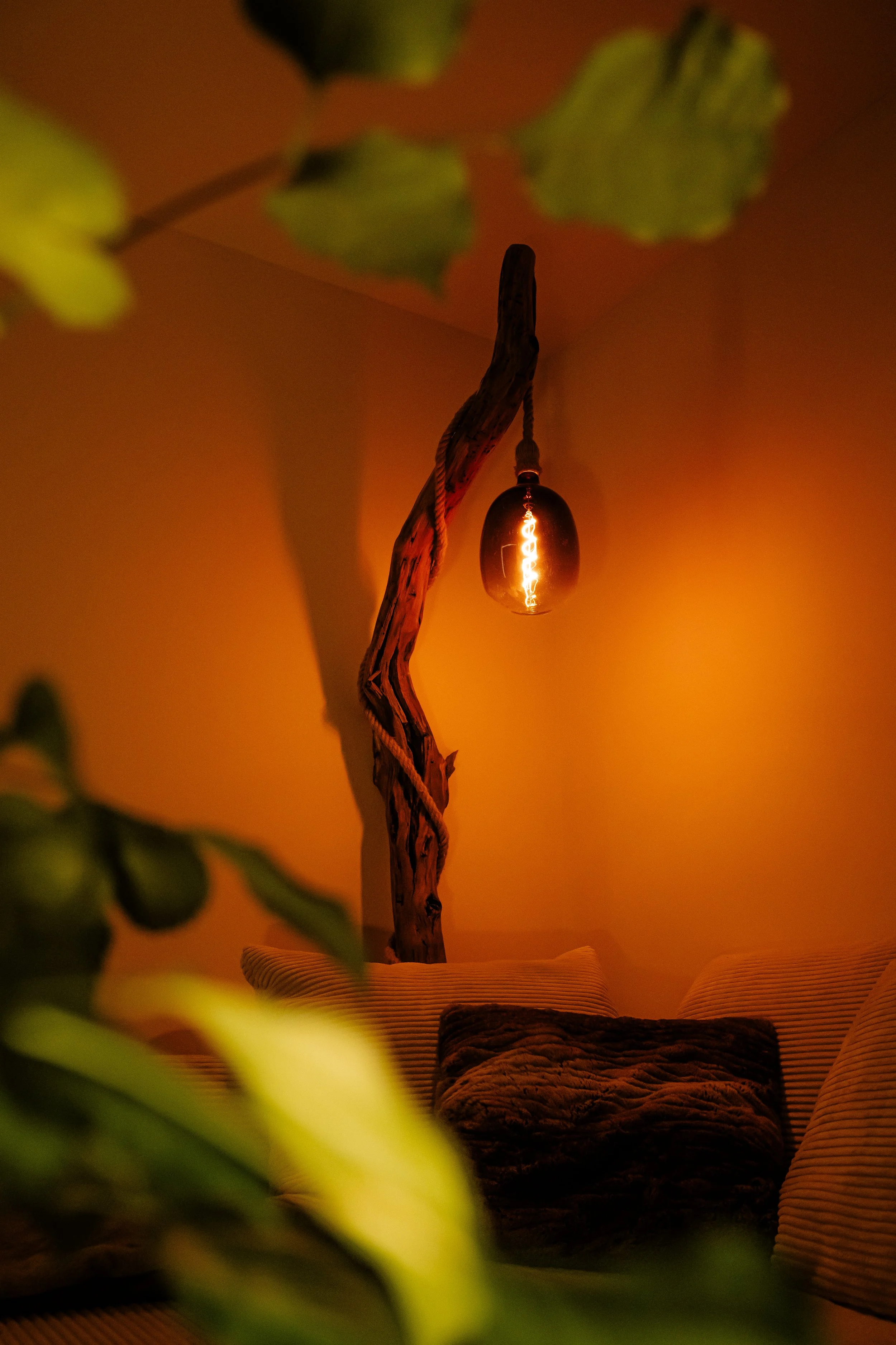 Stehlampe aus Naturholz