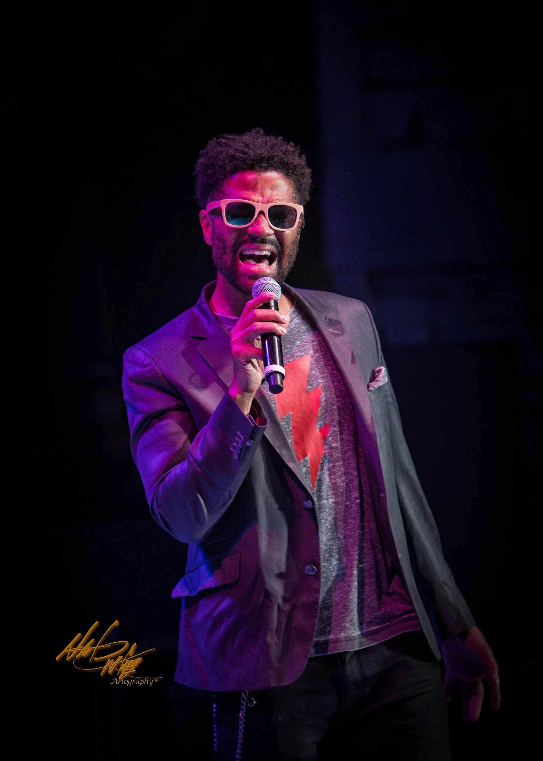 Concert photography featuring ERIC BENET captured by Nat Carter for Nat Carter Artography. Copyright © Nat Carter, Nat Carter Artography 2022 All Rights Reserved.