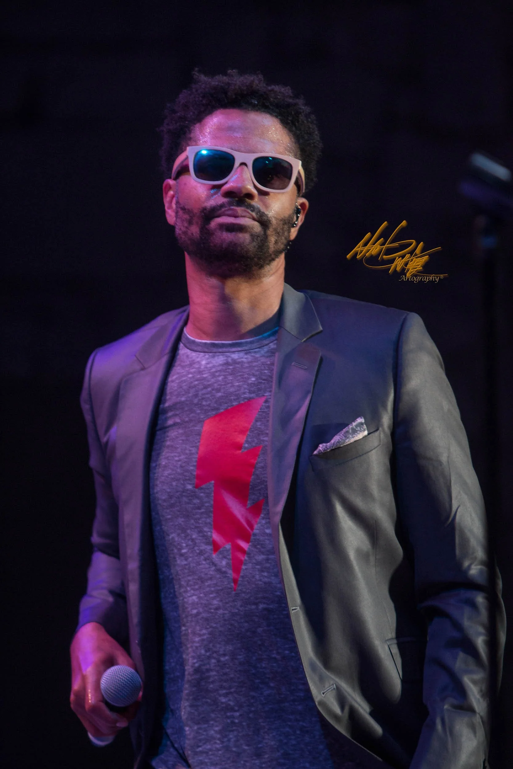 Concert photography featuring ERIC BENET captured by Nat Carter for Nat Carter Artography. Copyright © Nat Carter, Nat Carter Artography 2022 All Rights Reserved.