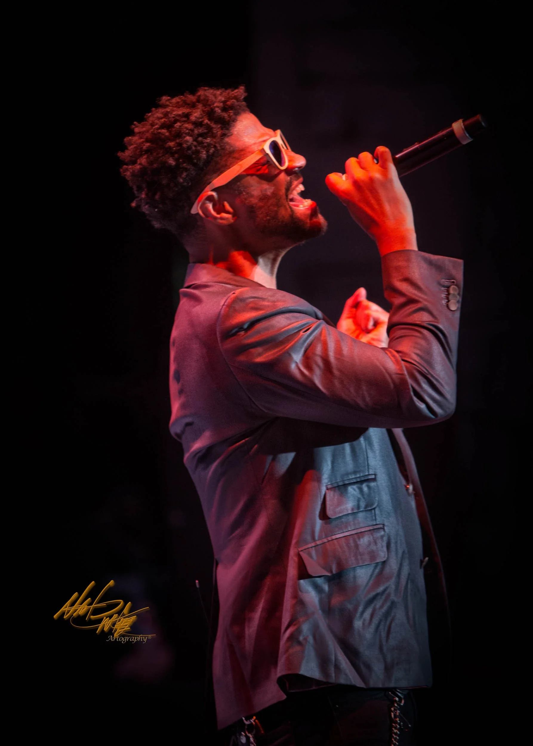Concert photography featuring ERIC BENET captured by Nat Carter for Nat Carter Artography. Copyright © Nat Carter, Nat Carter Artography 2022 All Rights Reserved.